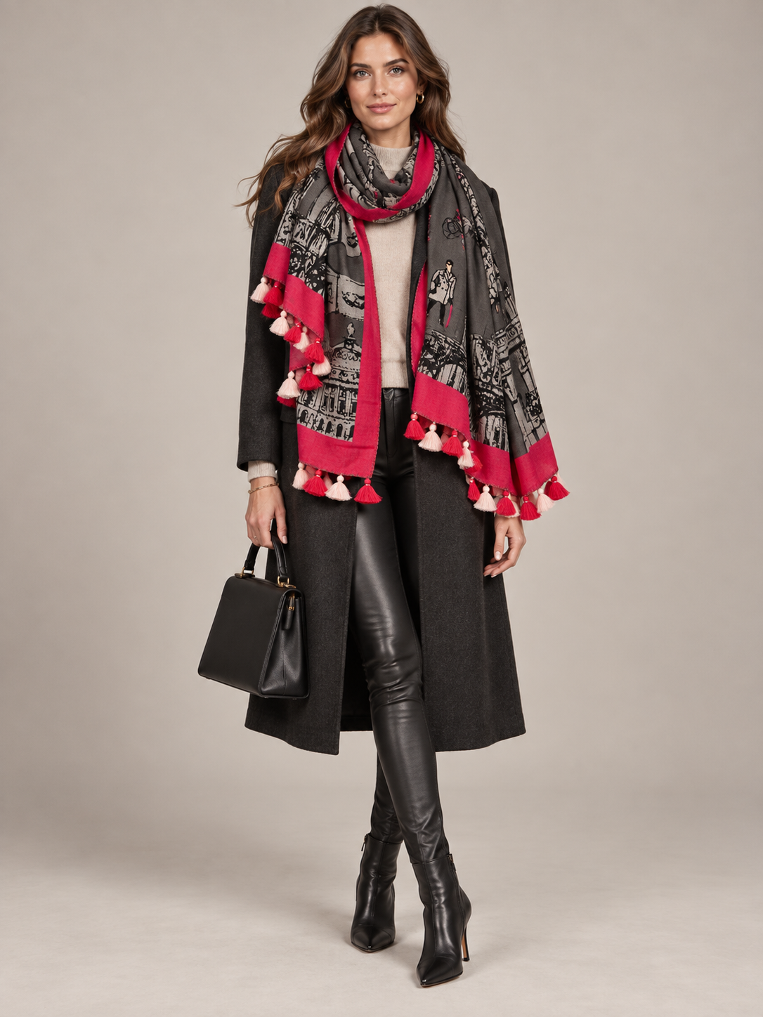 Maison Common Statement-Schal Urbane Eleganz Anthrazit Schwarz Pink - Editorial-Ansicht