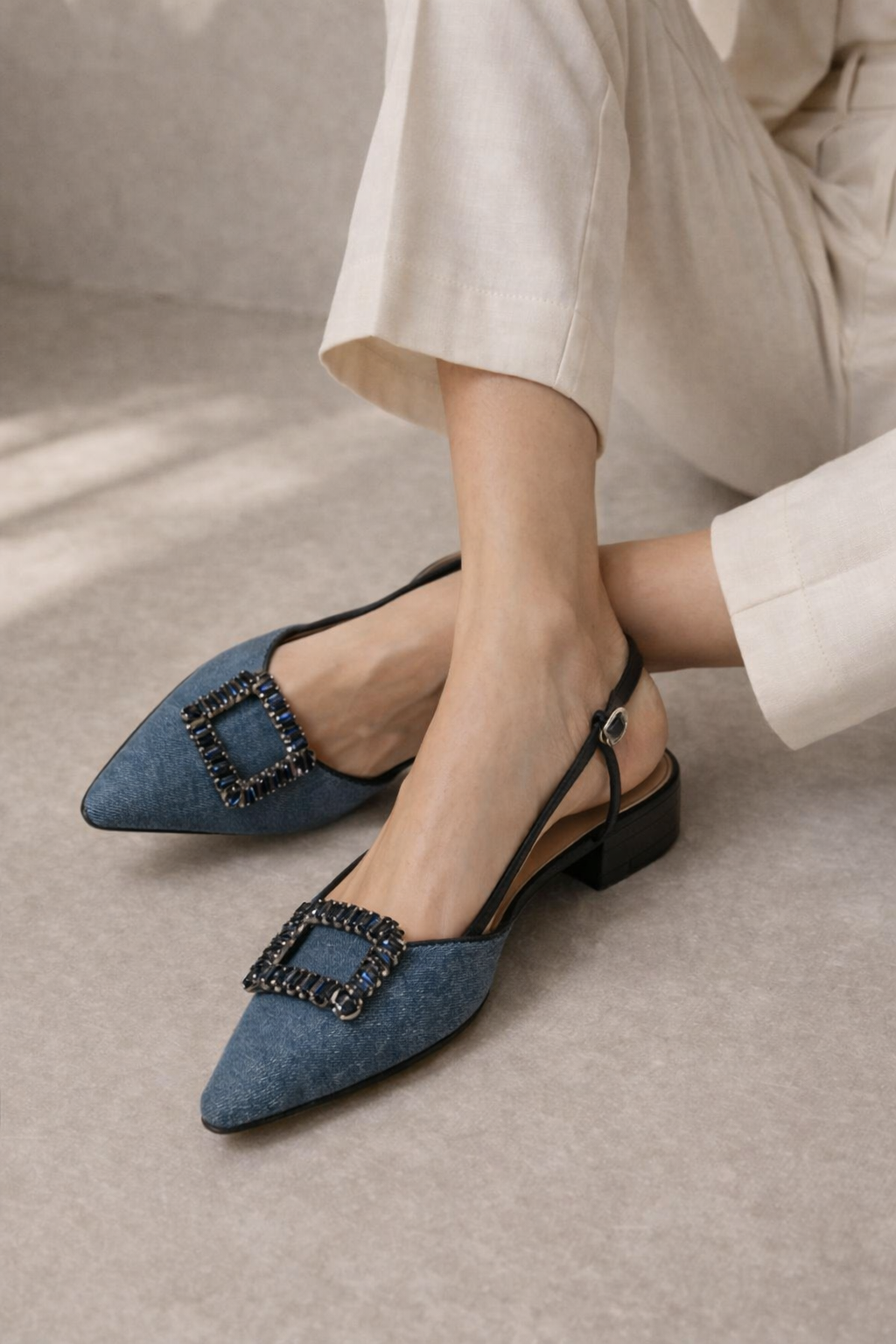 Die Kristall-Slingbacks Jeansblau