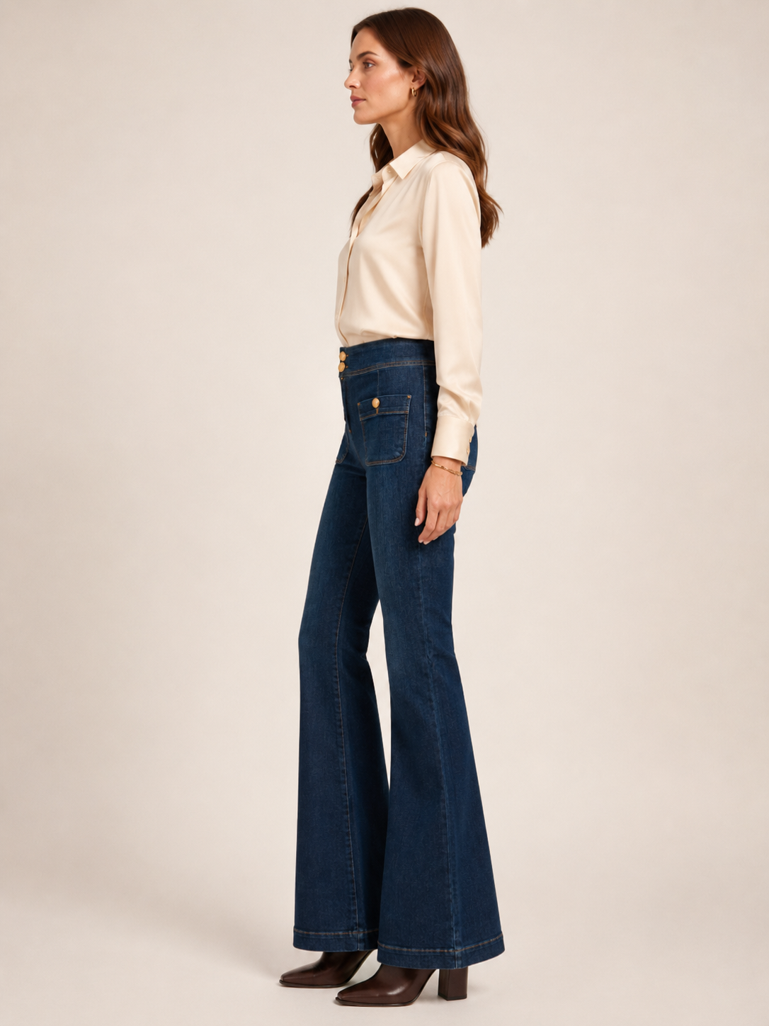 Flared-Jeans „Camille“ Tiefblaue Waschung mit markanten Ziernähten