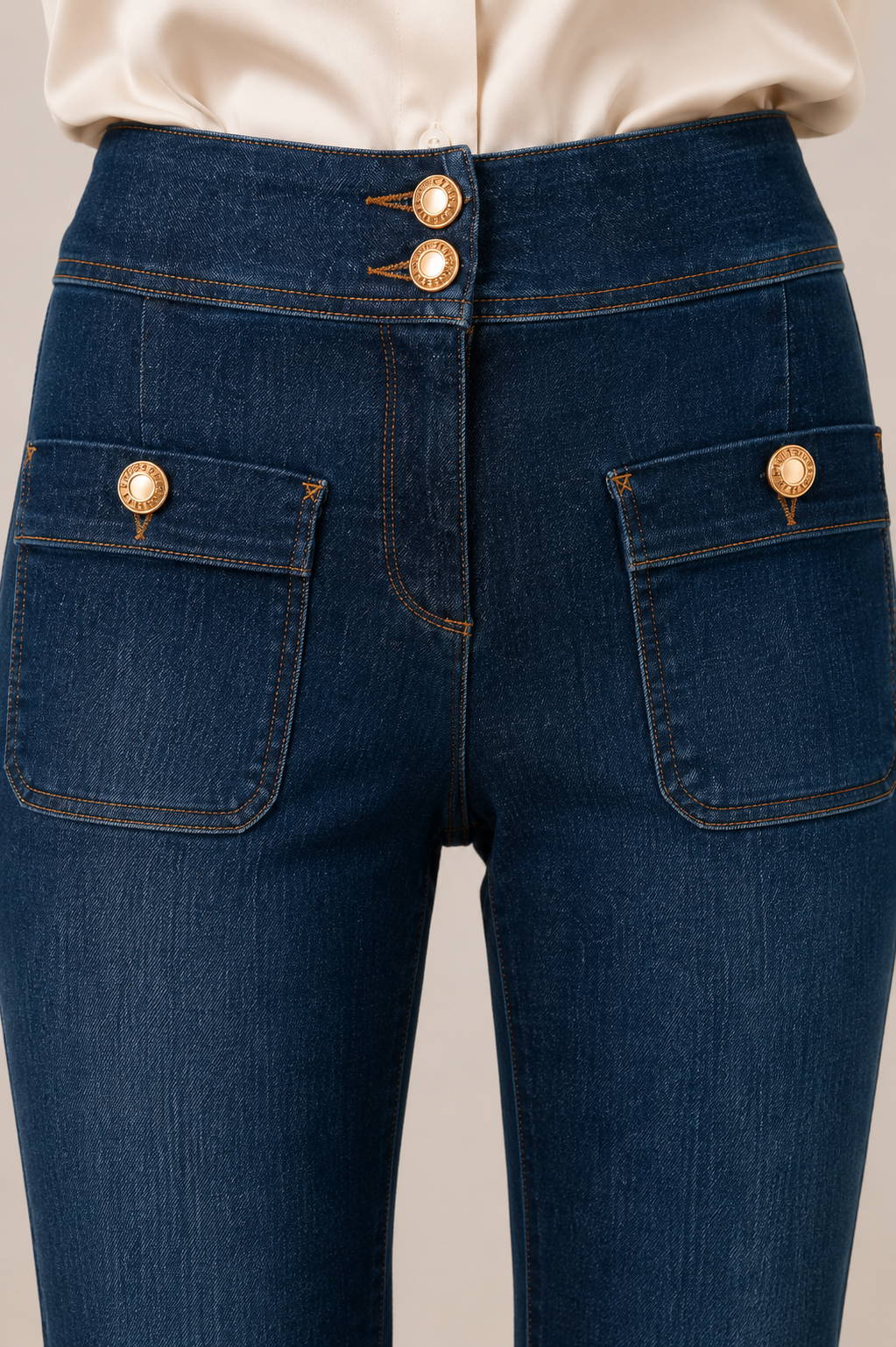 Flared-Jeans „Camille“ Tiefblaue Waschung mit markanten Ziernähten