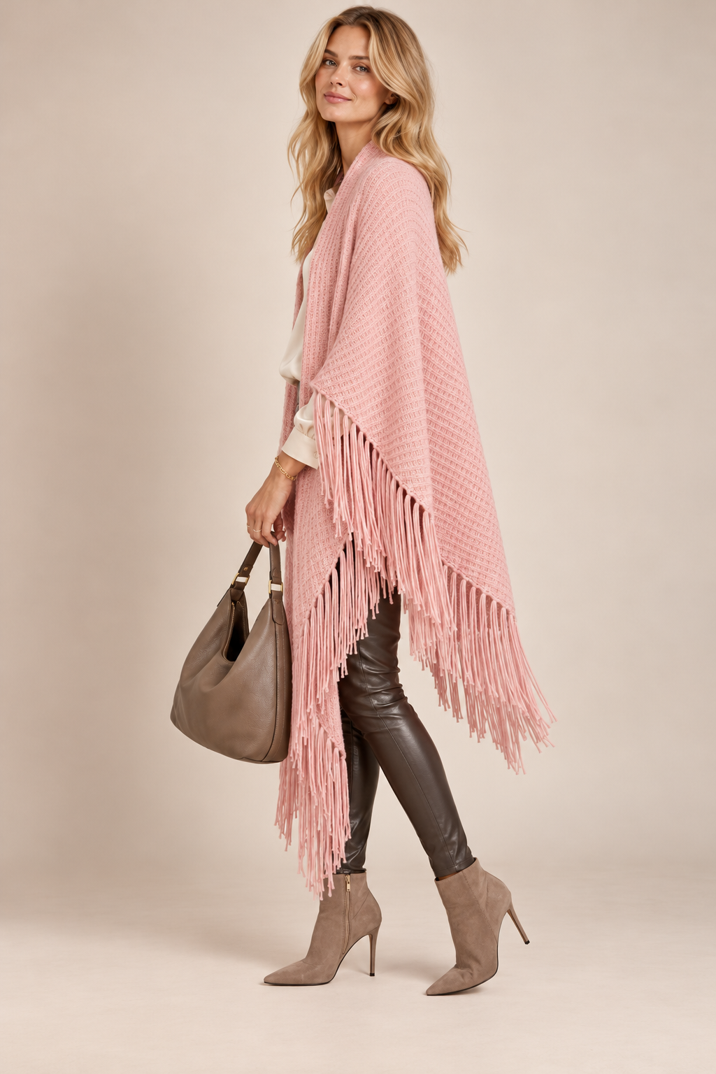 TRAUMHAFTER LUXUS ZUM REINKUSCHELN: DAS CASHMERE-CAPE „CELINA“ VON SIMONE BRUNS / Seitenansicht