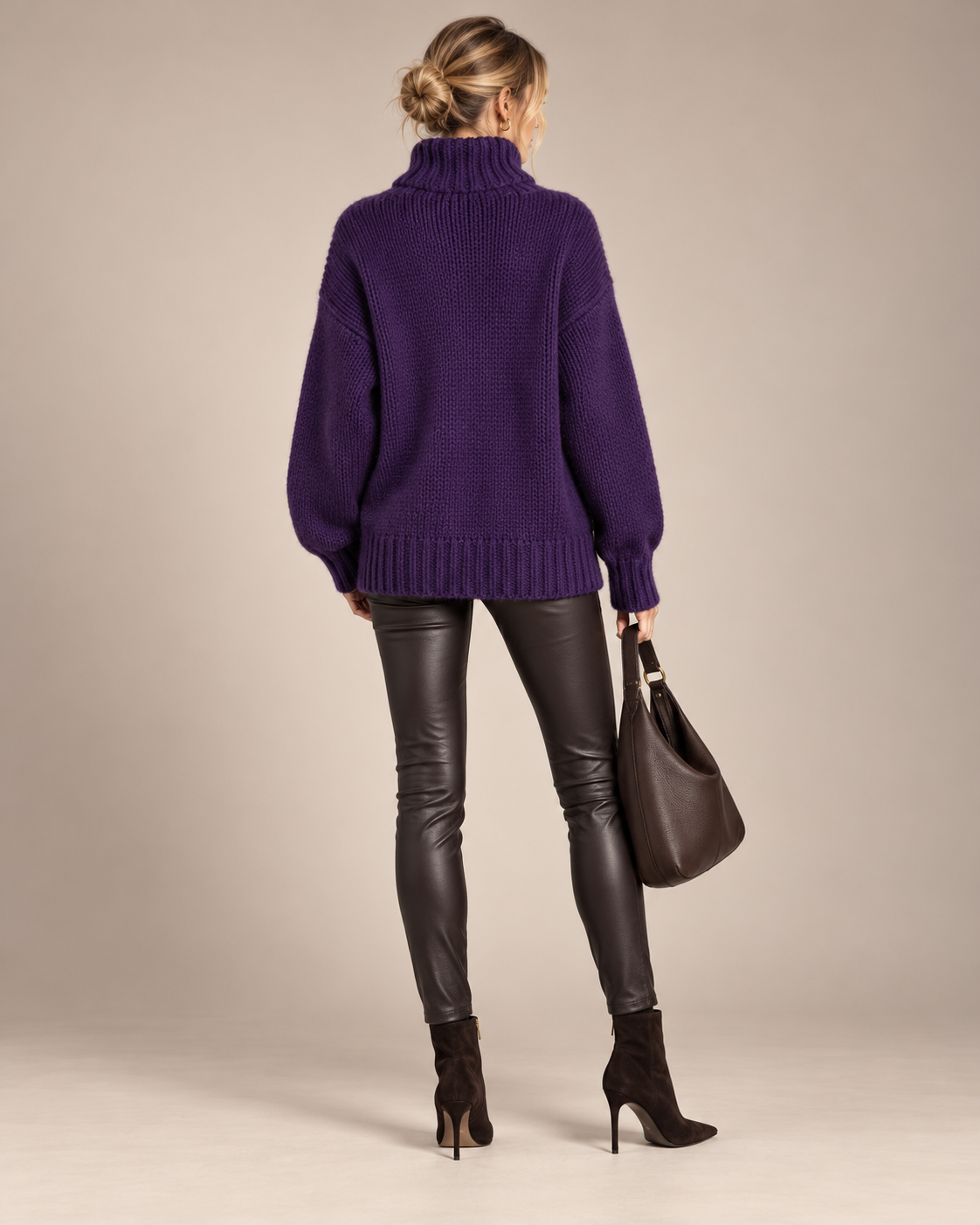 PURER LUXUS IN TIEFEM VIOLETT: DER CASHMERE-PULLOVER „GABRIELLE“ VON SIMONE BRUNS / Rückansicht
