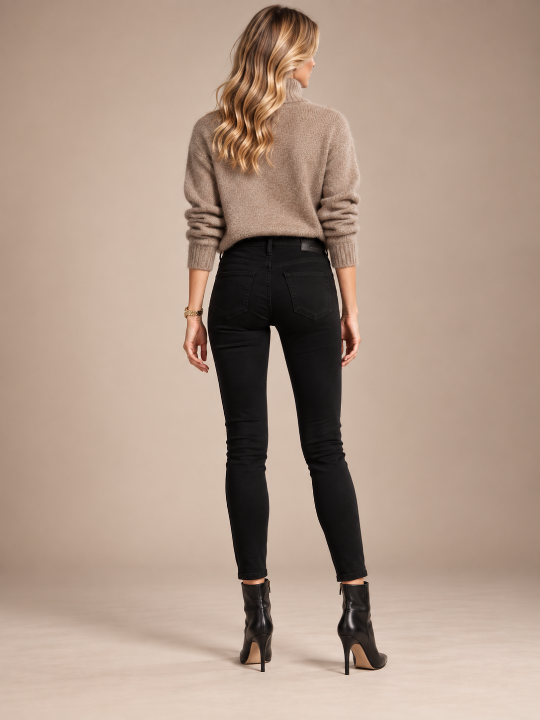 True Religion / Urbane Lässigkeit / Die Statement-Jeans Schwarz / Rückansicht