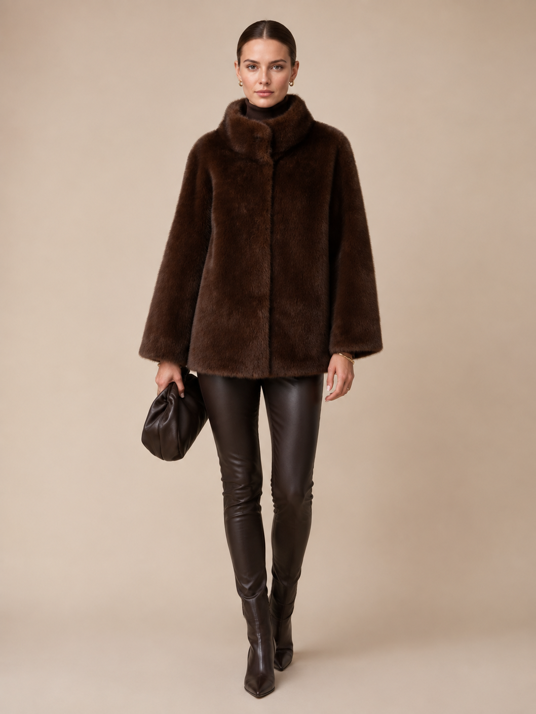 Artico Kuschelige Fake-Fur-Wendejacke Schokobraun - Editorial-Ansicht