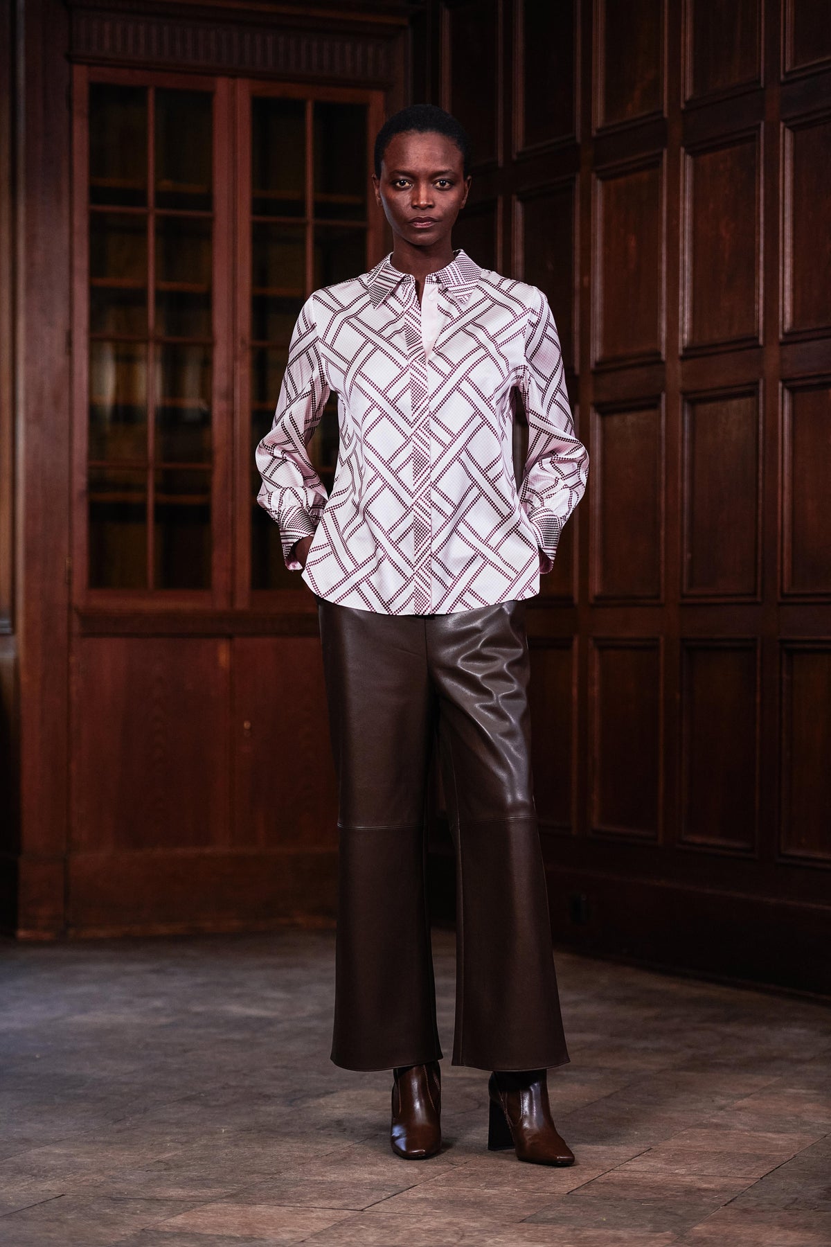 HERZENS Geometrische Eleganz Luxuriöse Seidenbluse Rosa Barolo Weiß - Fashion-Statement