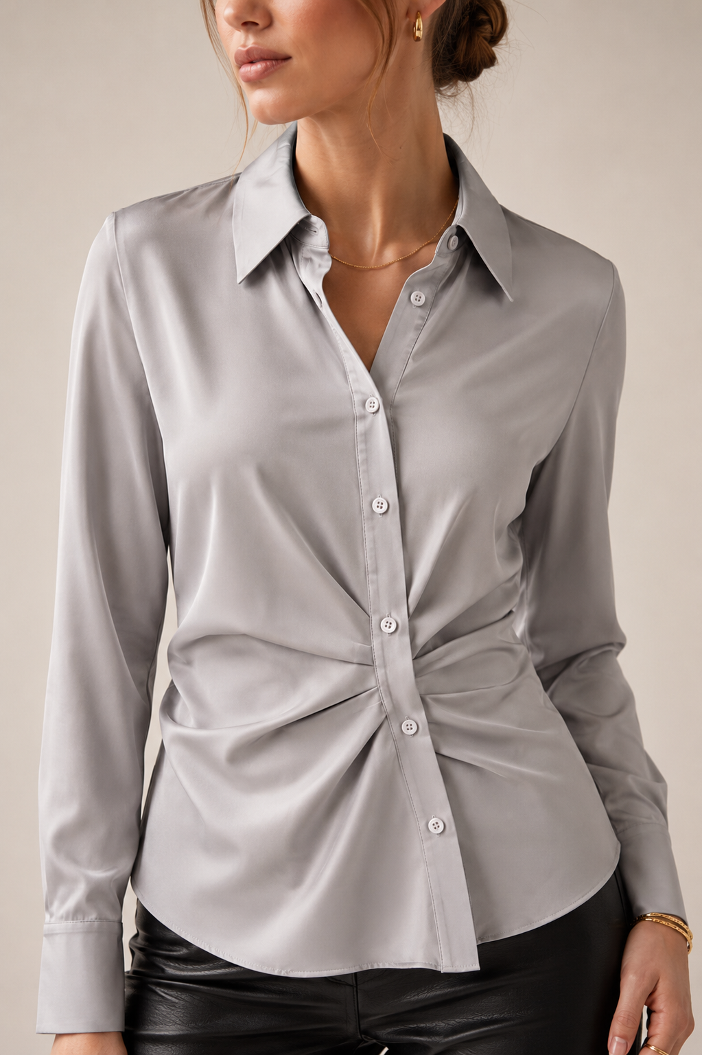 Drapierte Bluse „LARA“ Edles Silbergrau mit luxuriösem Seidenglanz