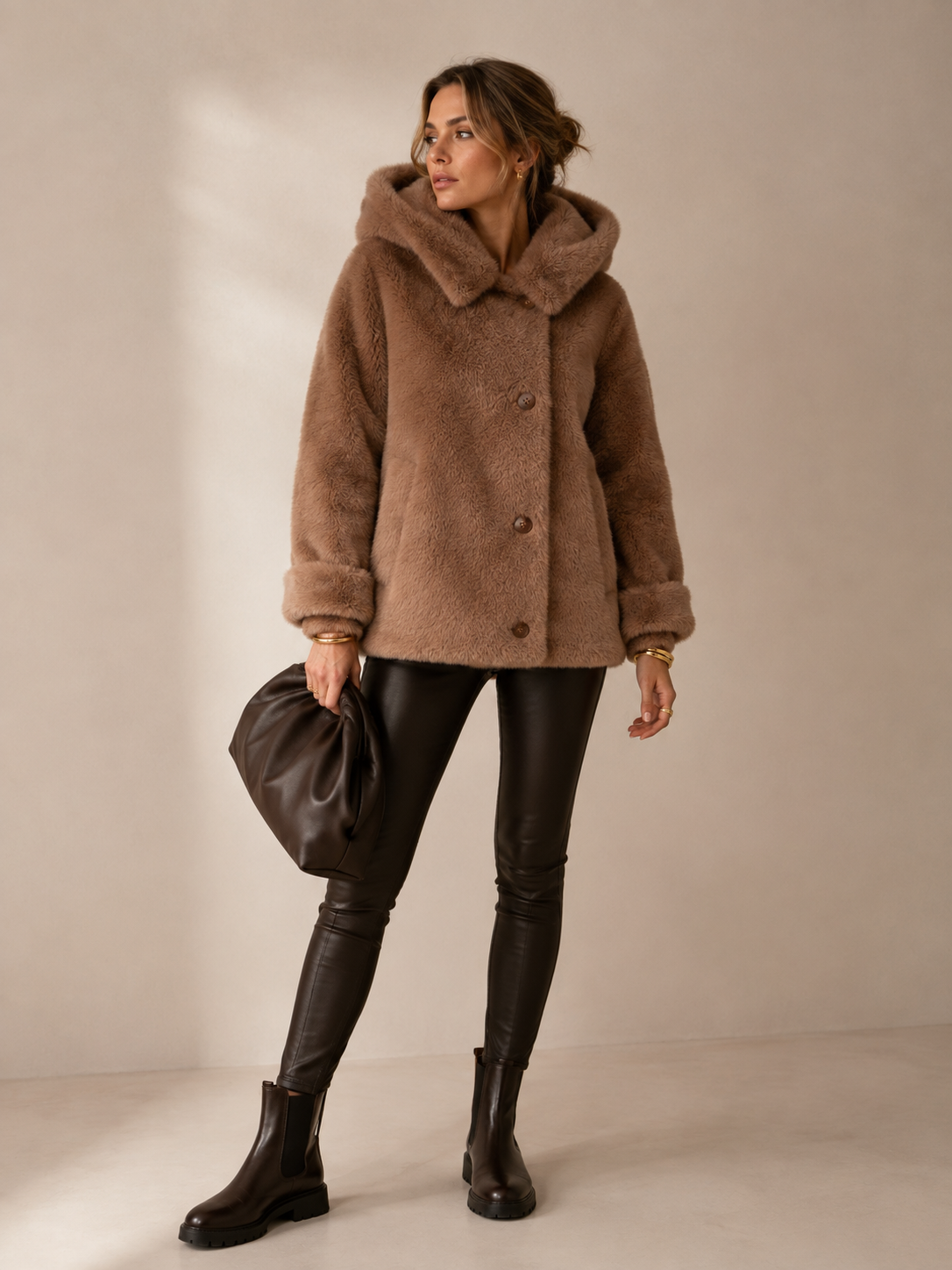 Artico Exklusive Kuschelige Fake-Fur-Jacke Taupe Braun - Editorial-Ansicht