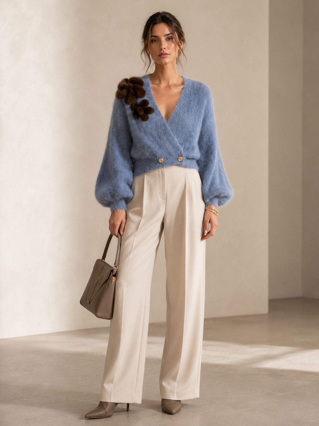 Blossom & Co. Statement-Strickjacke 3D-Blütenapplikationen Blau Braun - Editorial-Ansicht
