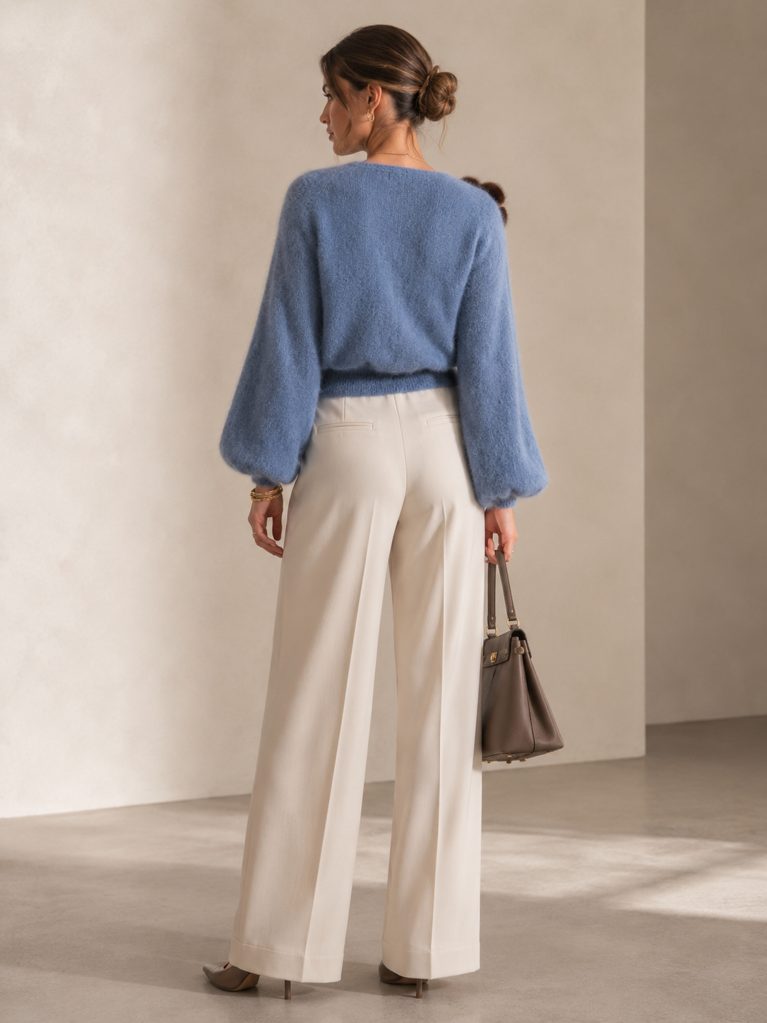 Blossom & Co. Statement-Strickjacke 3D-Blütenapplikationen Blau Braun - Textur & Detail
