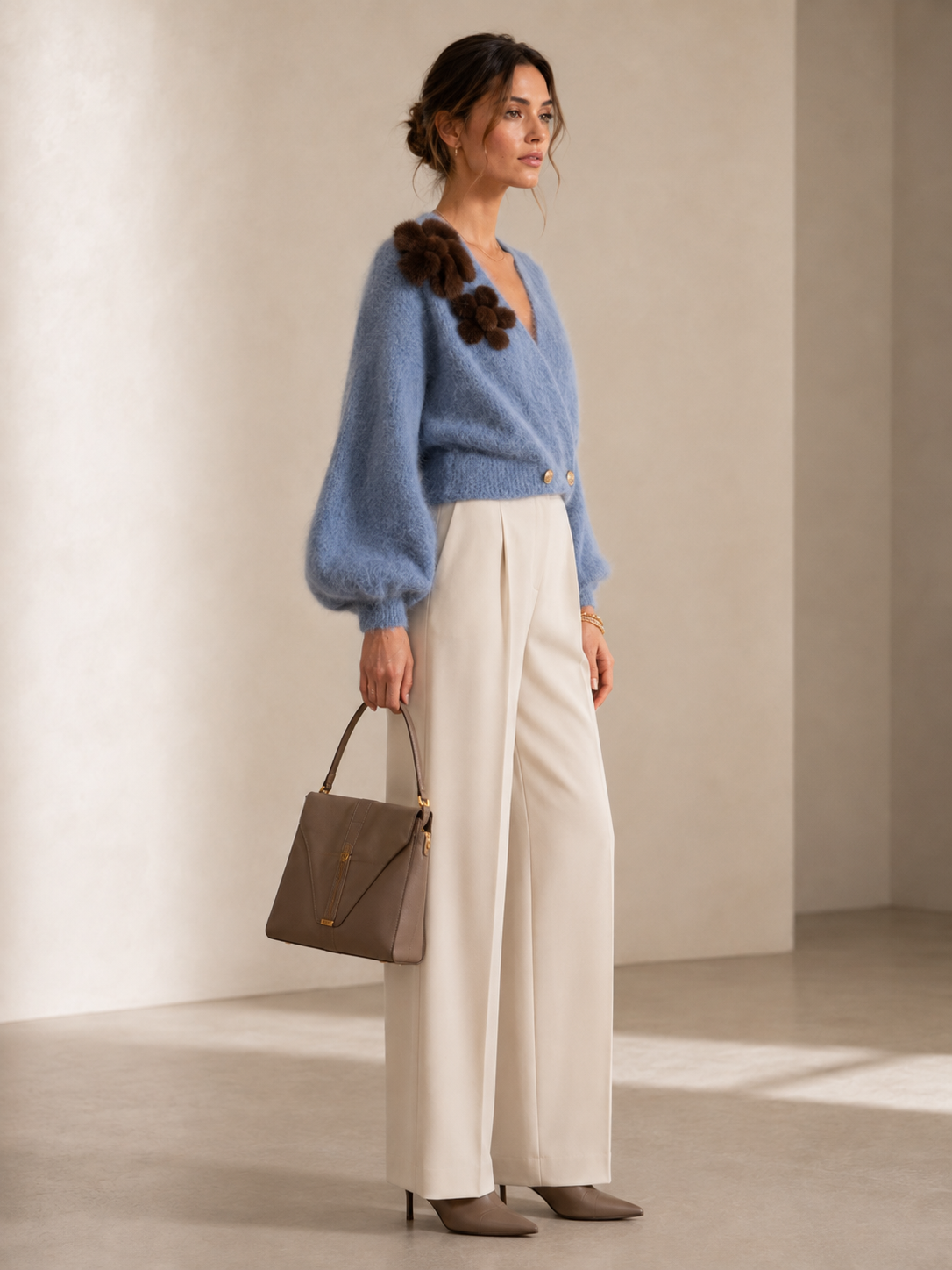 Blossom & Co. Statement-Strickjacke 3D-Blütenapplikationen Blau Braun - Design-Fokus
