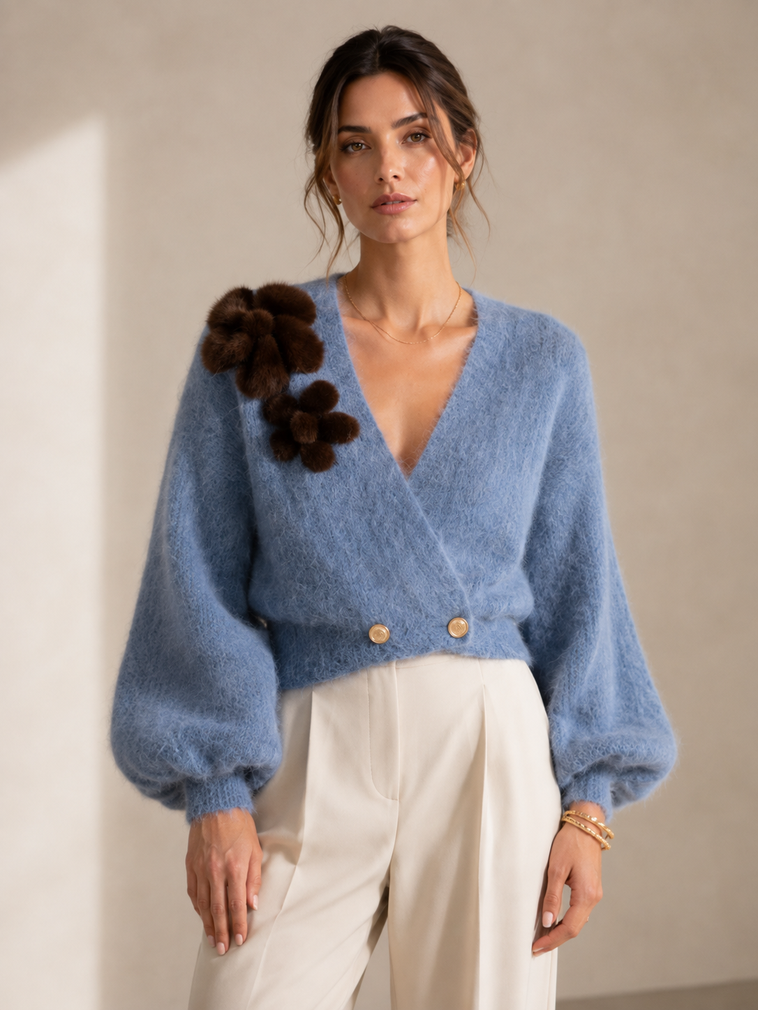 Blossom & Co. Statement-Strickjacke 3D-Blütenapplikationen Blau Braun - Lookbook-Impression