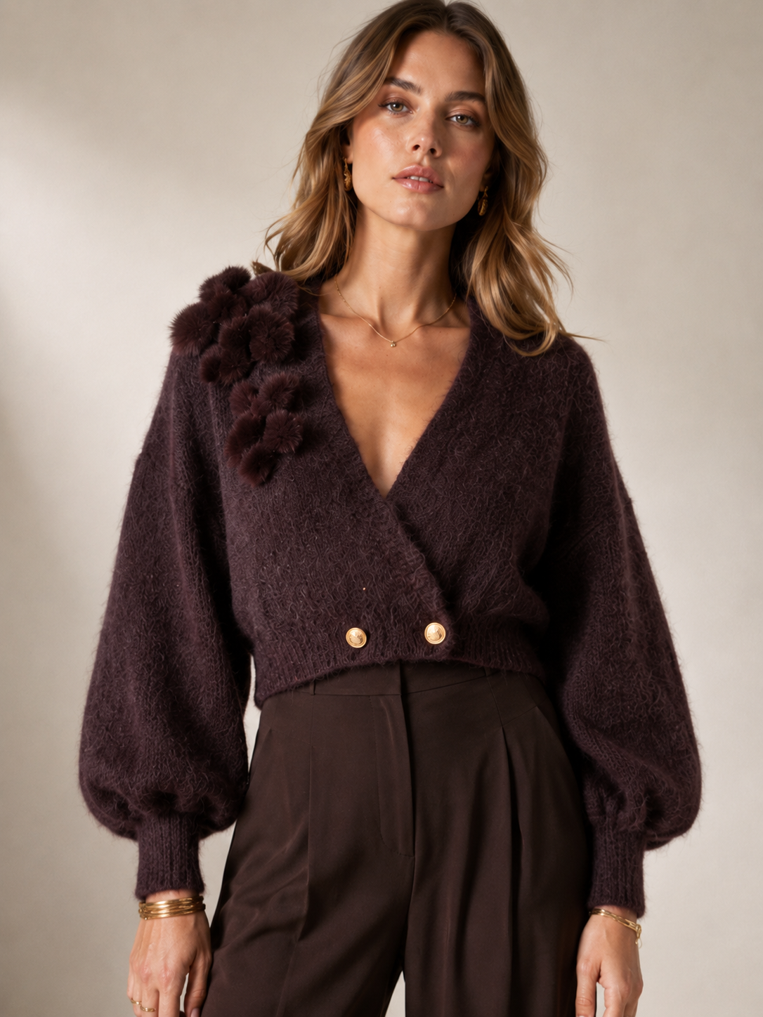 Blossom & Co. Statement-Strickjacke 3D-Blütenapplikationen Braun - Lookbook-Impression