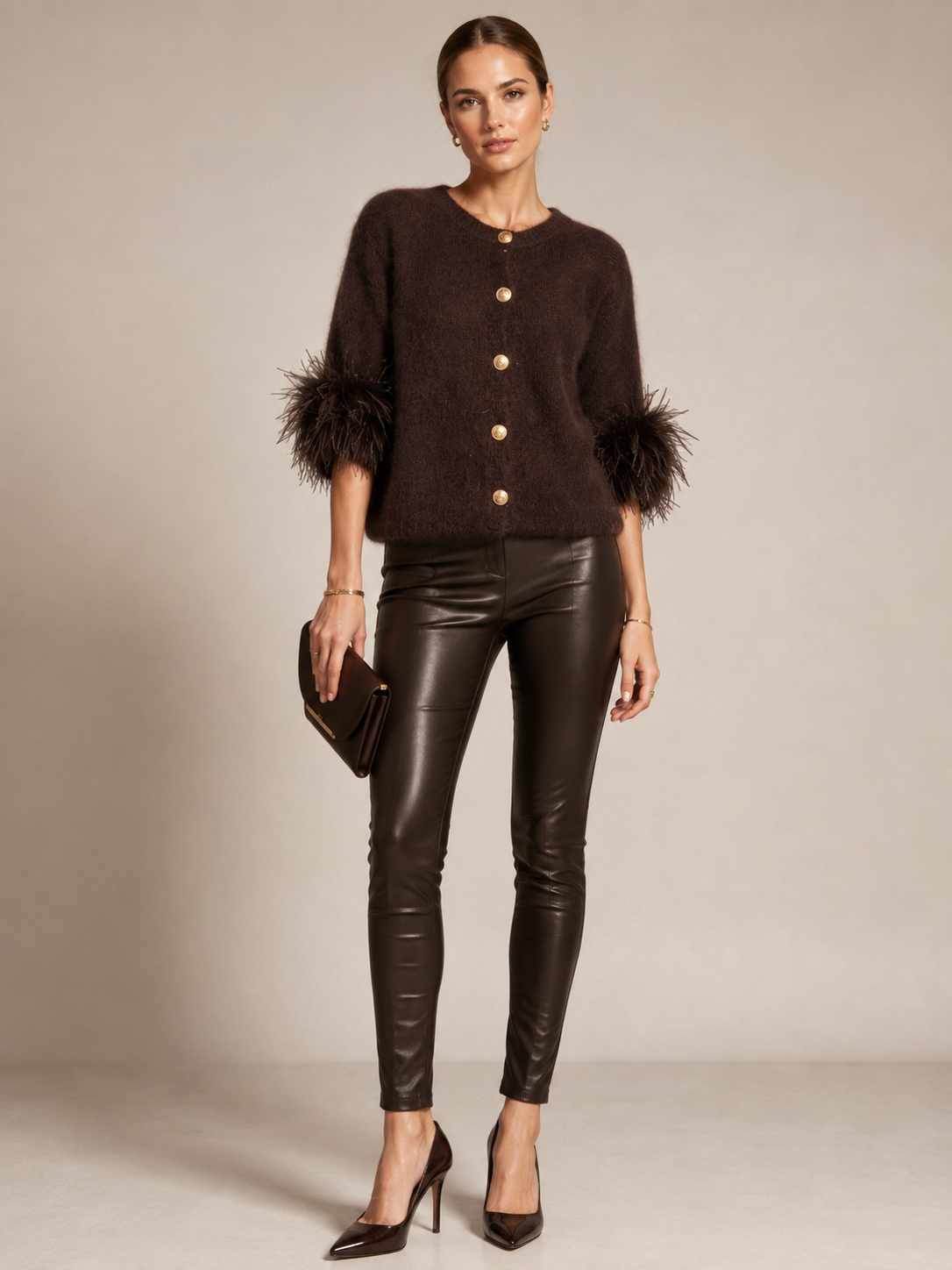 Blossom & Co. Statement-Strickjacke Federbesatz Schokobraun - Editorial-Ansicht