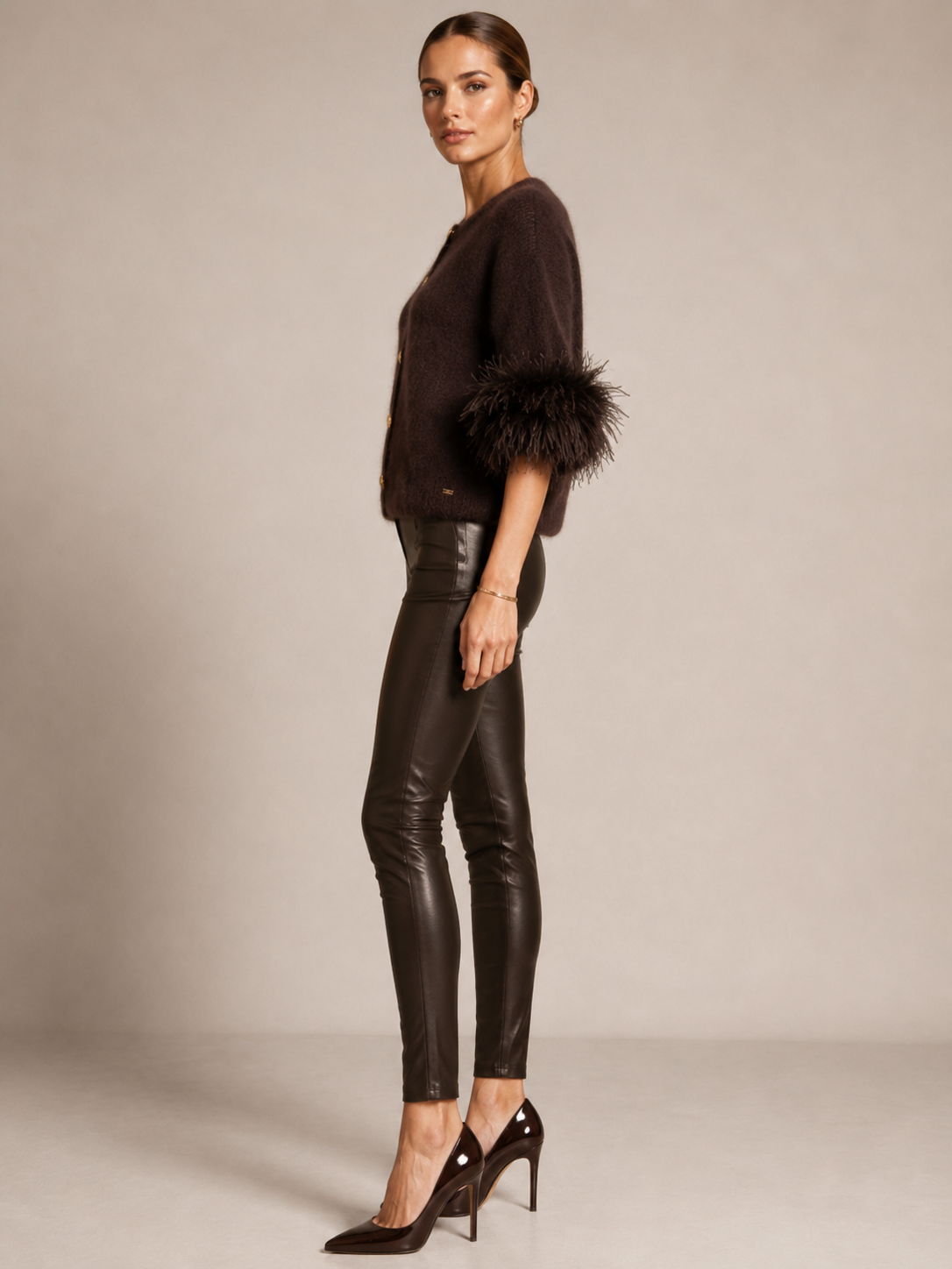 Blossom & Co. Statement-Strickjacke Federbesatz Schokobraun - Design-Fokus