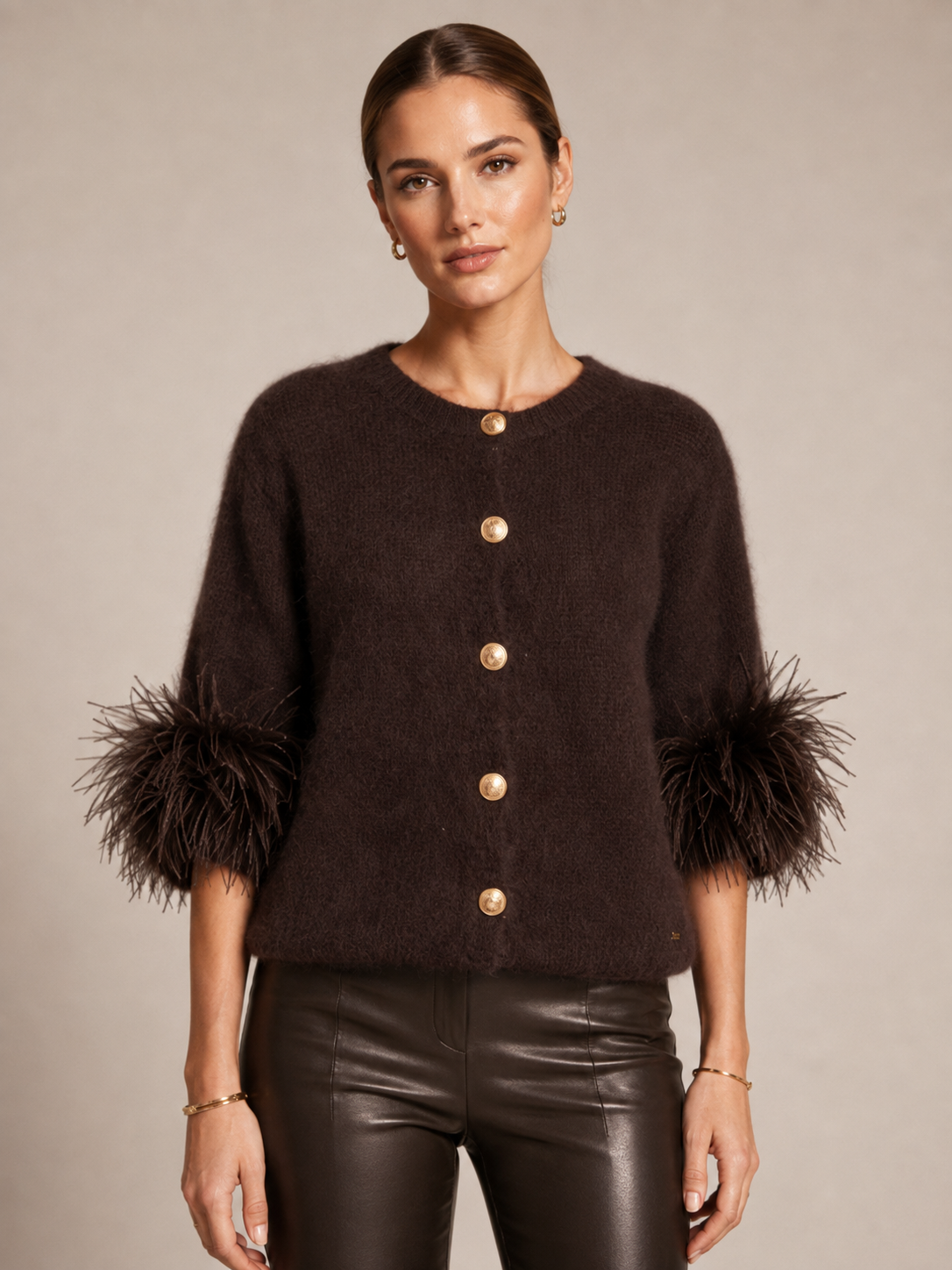 Blossom & Co. Statement-Strickjacke Federbesatz Schokobraun - Lookbook-Impression