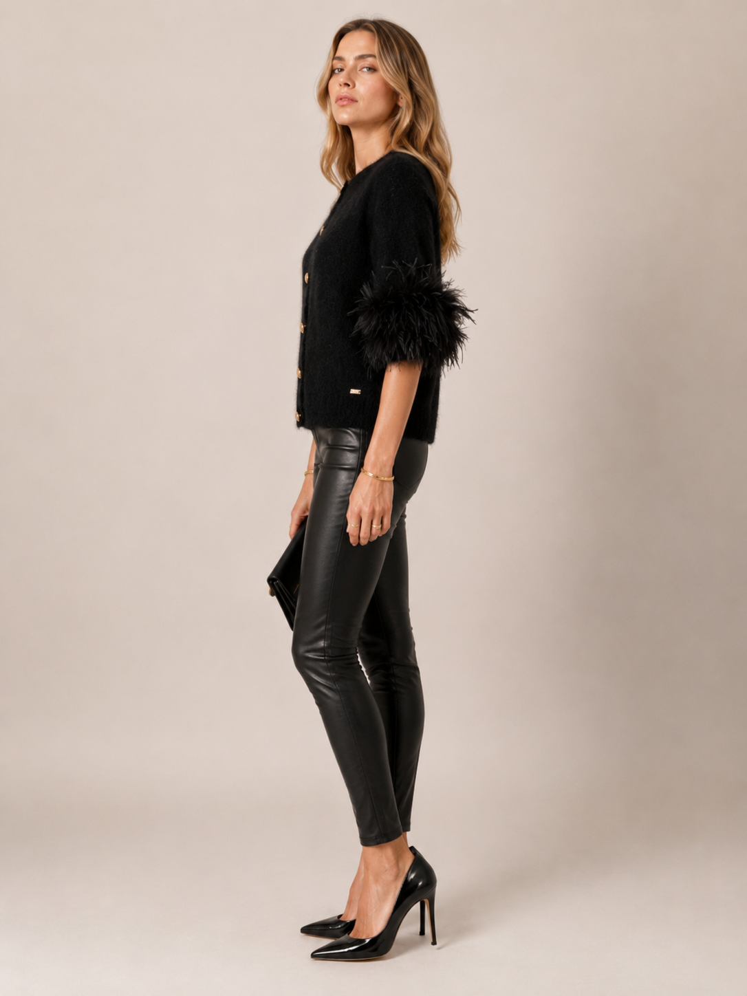 Blossom & Co. Statement-Strickjacke Federbesatz Schwarz - Design-Fokus