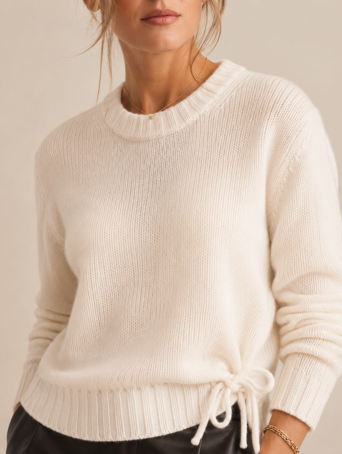 Blossom & Co. Zeitloser Kaschmir-Pullover Schleife Offwhite - Lookbook-Impression