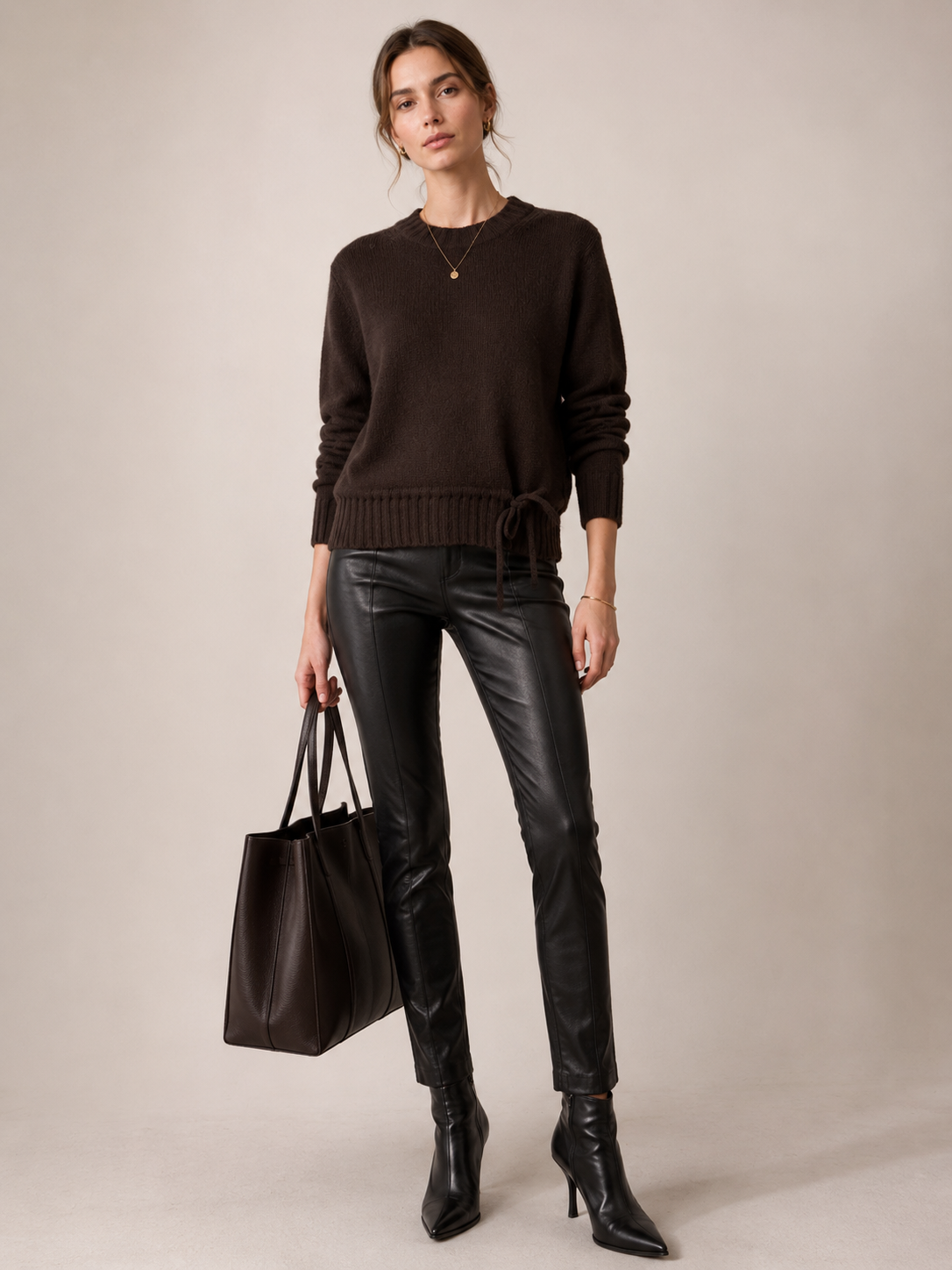 Blossom & Co. Zeitloser Kaschmir-Pullover Schleife Schokobraun - Editorial-Ansicht