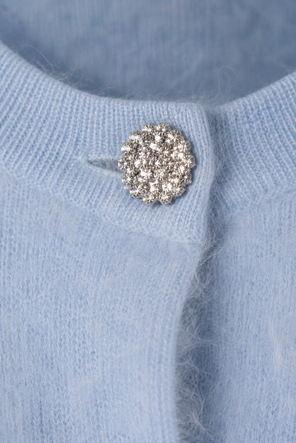 Flauschige Kaschmir-Strickjacke „Schmuckknöpfe“ Hellblau