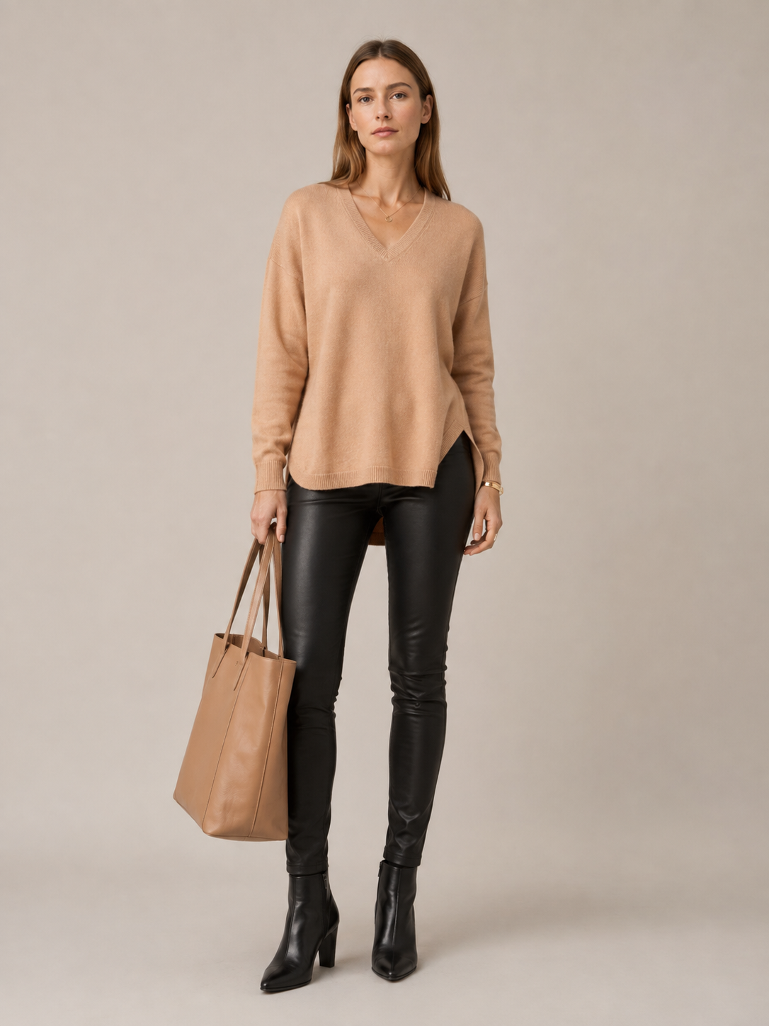 Blossom & Co. Zeitloser Kaschmir-Pullover Camel - Editorial-Ansicht