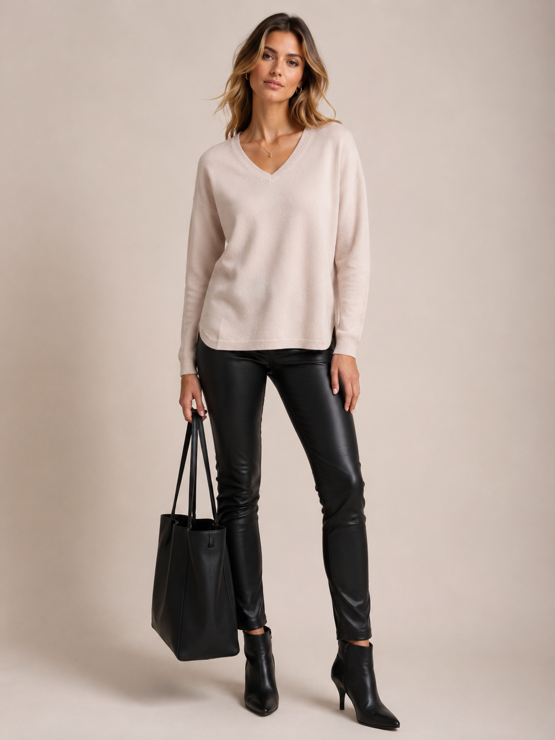 Blossom & Co. Zeitloser Kaschmir-Pullover Creme - Editorial-Ansicht
