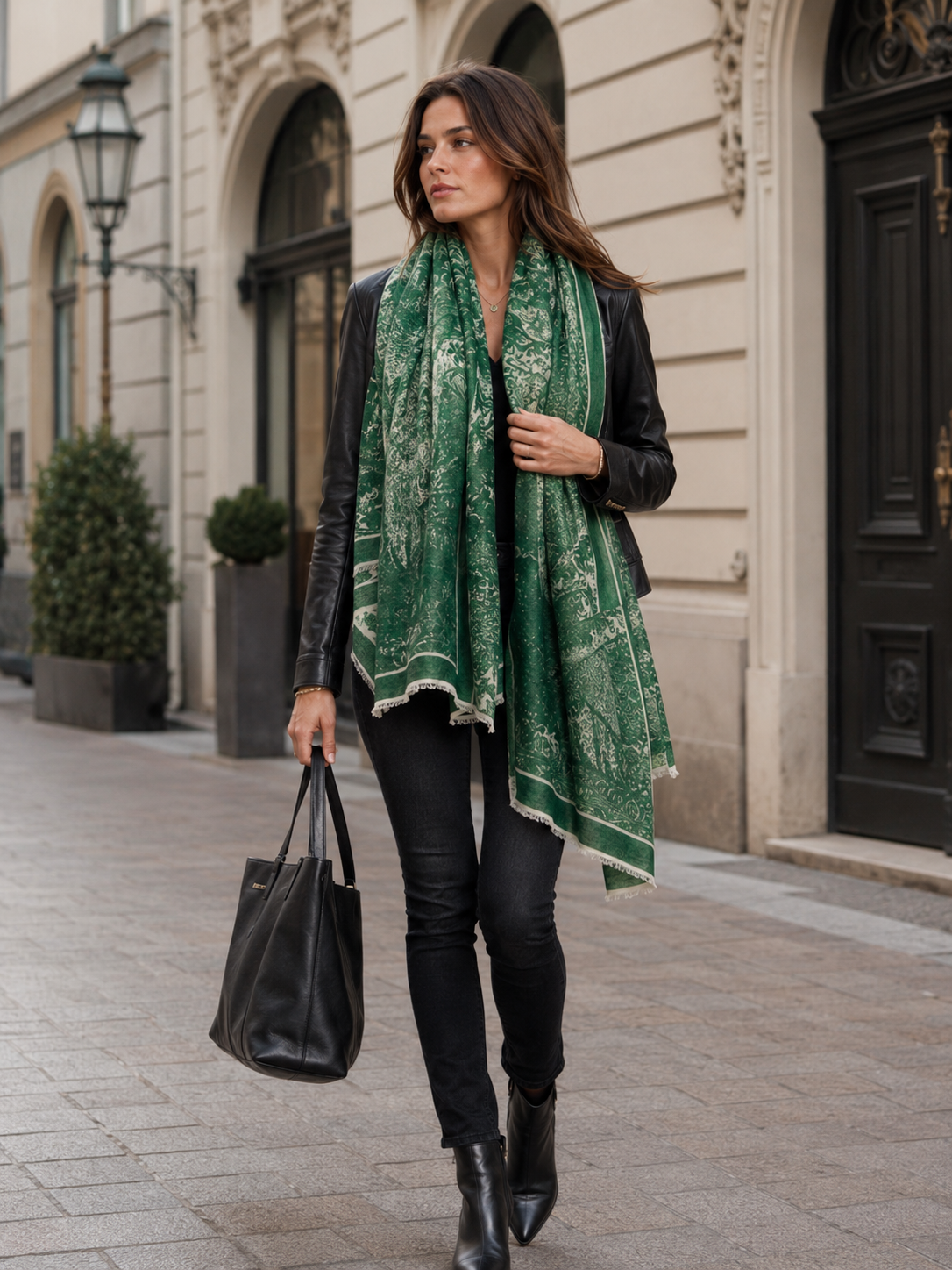 Blossom & Co. Kaschmir-Schal Toile-de-Jouy Wald-Motiv Creme Grün - Lookbook-Impression