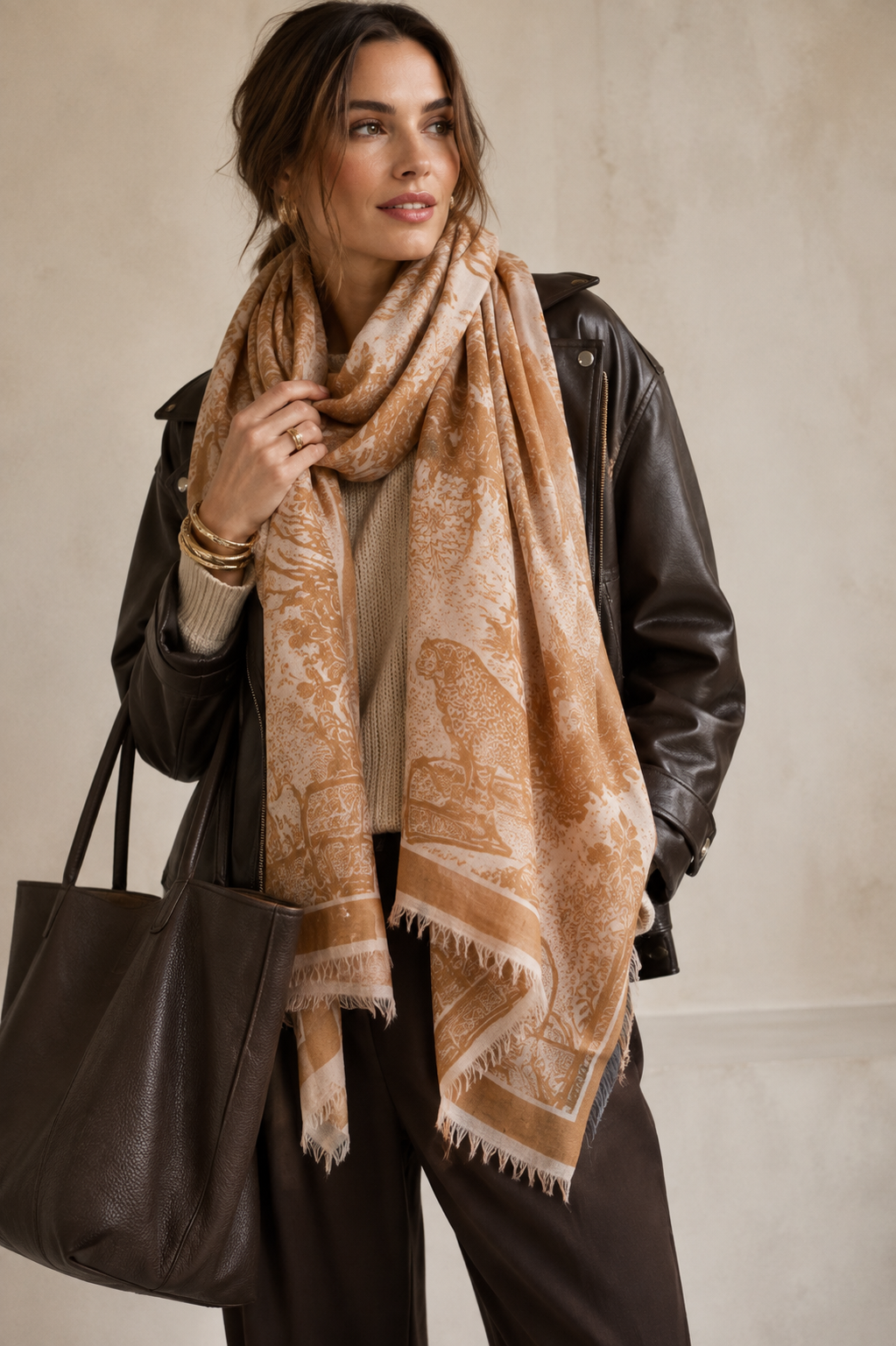 Blossom & Co. Kaschmir-Schal Toile-de-Jouy Wald-Motiv Creme Camel - Editorial-Ansicht