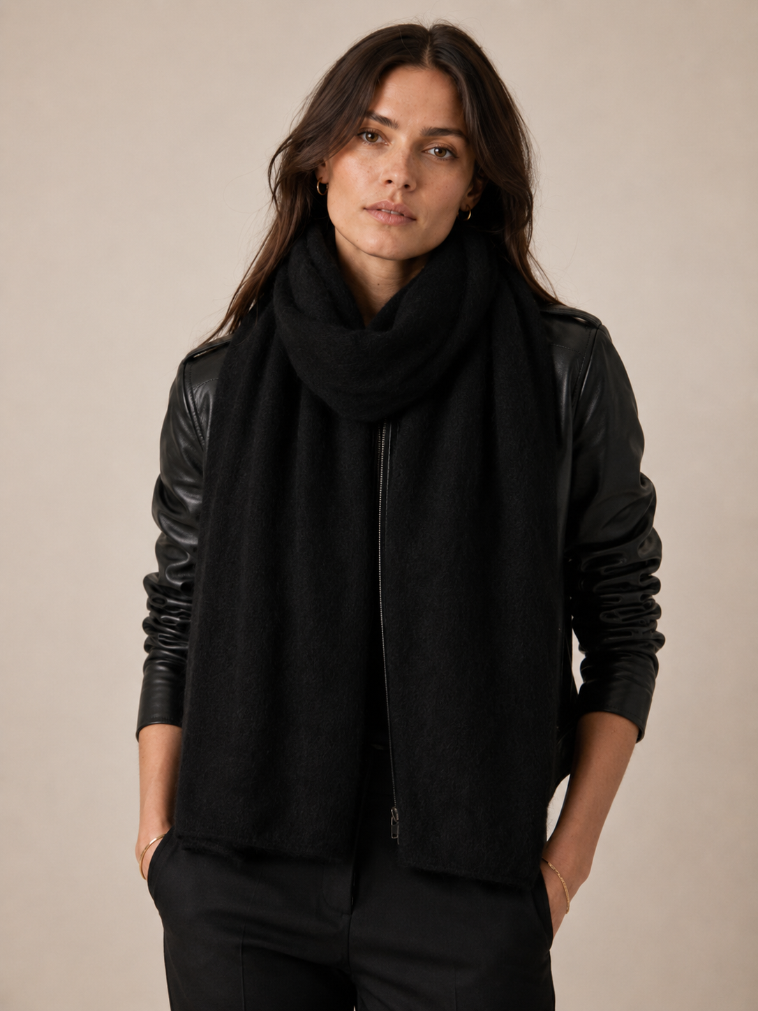 Blossom & Co. Kaschmir-Schal Flauschige Textur Schwarz - Lookbook-Impression