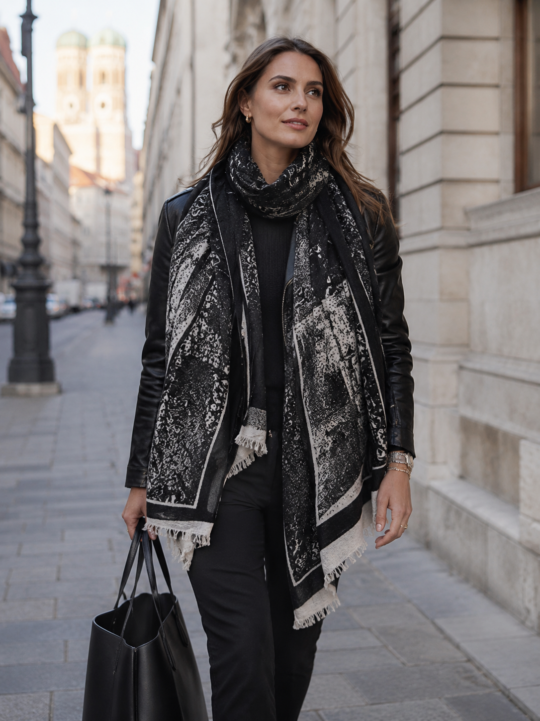Blossom & Co. Kaschmir-Schal Toile-de-Jouy Wald-Motiv Creme Schwarz - Lookbook-Impression