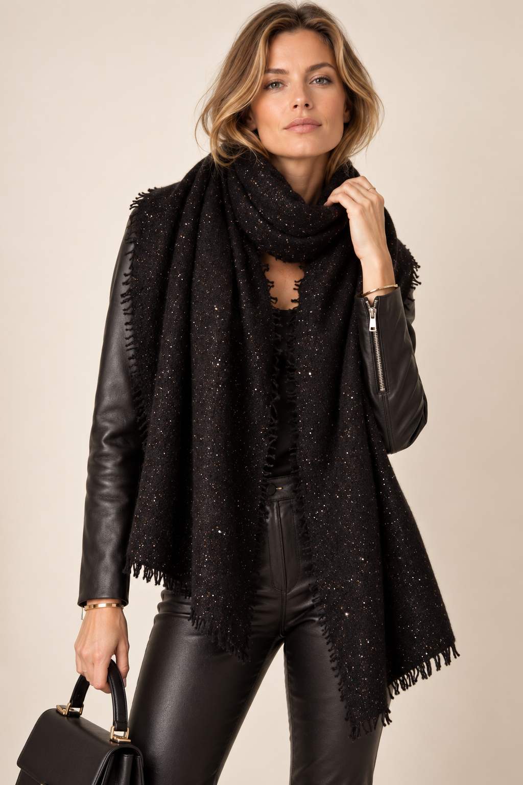 Blossom & Co. Luxuriöser Schal Pailletten Schwarz - Editorial-Ansicht