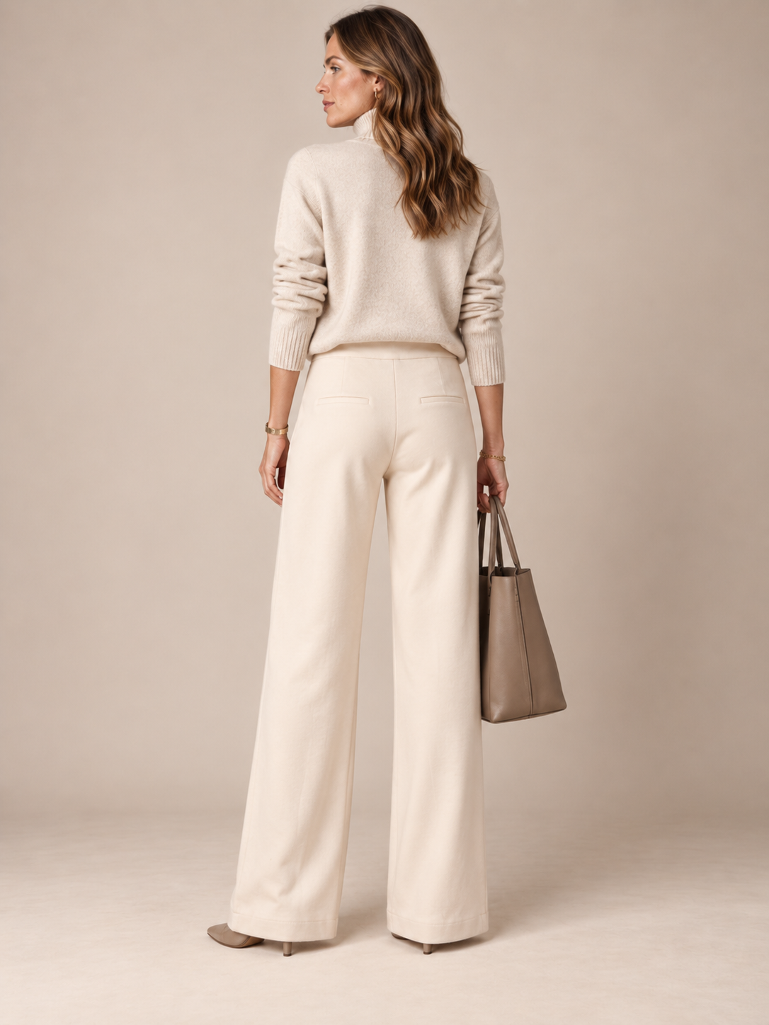 Puristischer Chic / Wide-Leg-Hose „Amber“ Cremefarben / Rückansicht Studio
