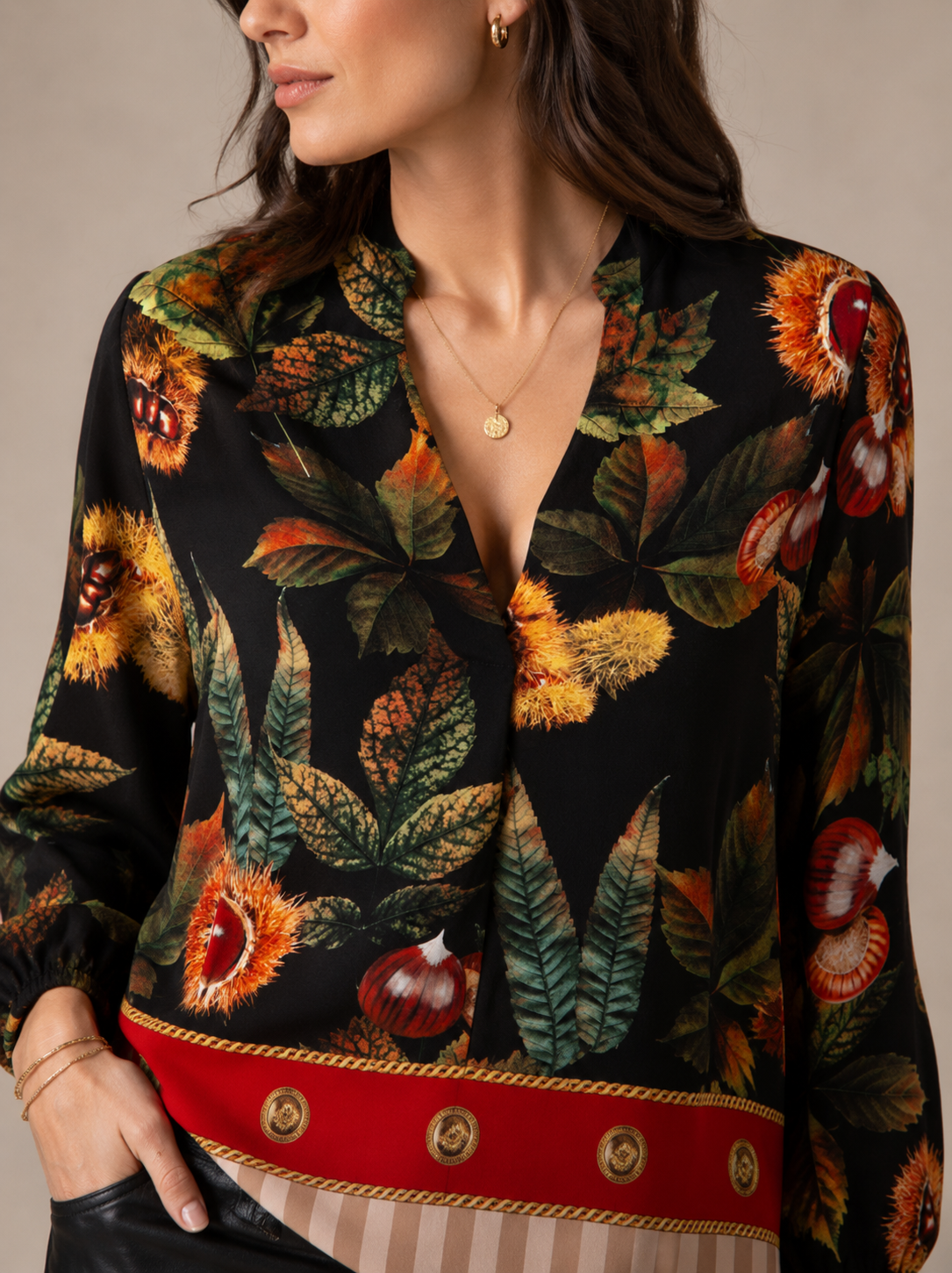 Statement-Bluse „Kastanien & Blätter“ Schwarz | Multicolor