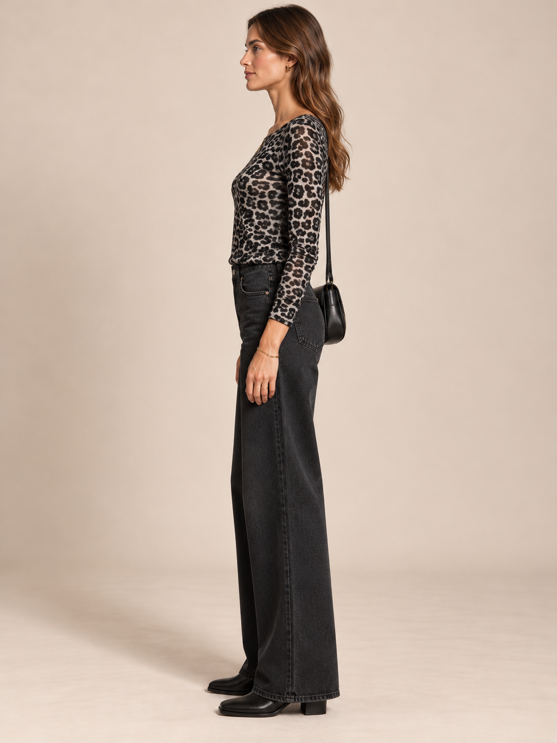WILDER CHIC TRIFFT AUF KUSCHELIGEN LUXUS: DAS LEO-SHIRT VON GRACE / Seitenansicht