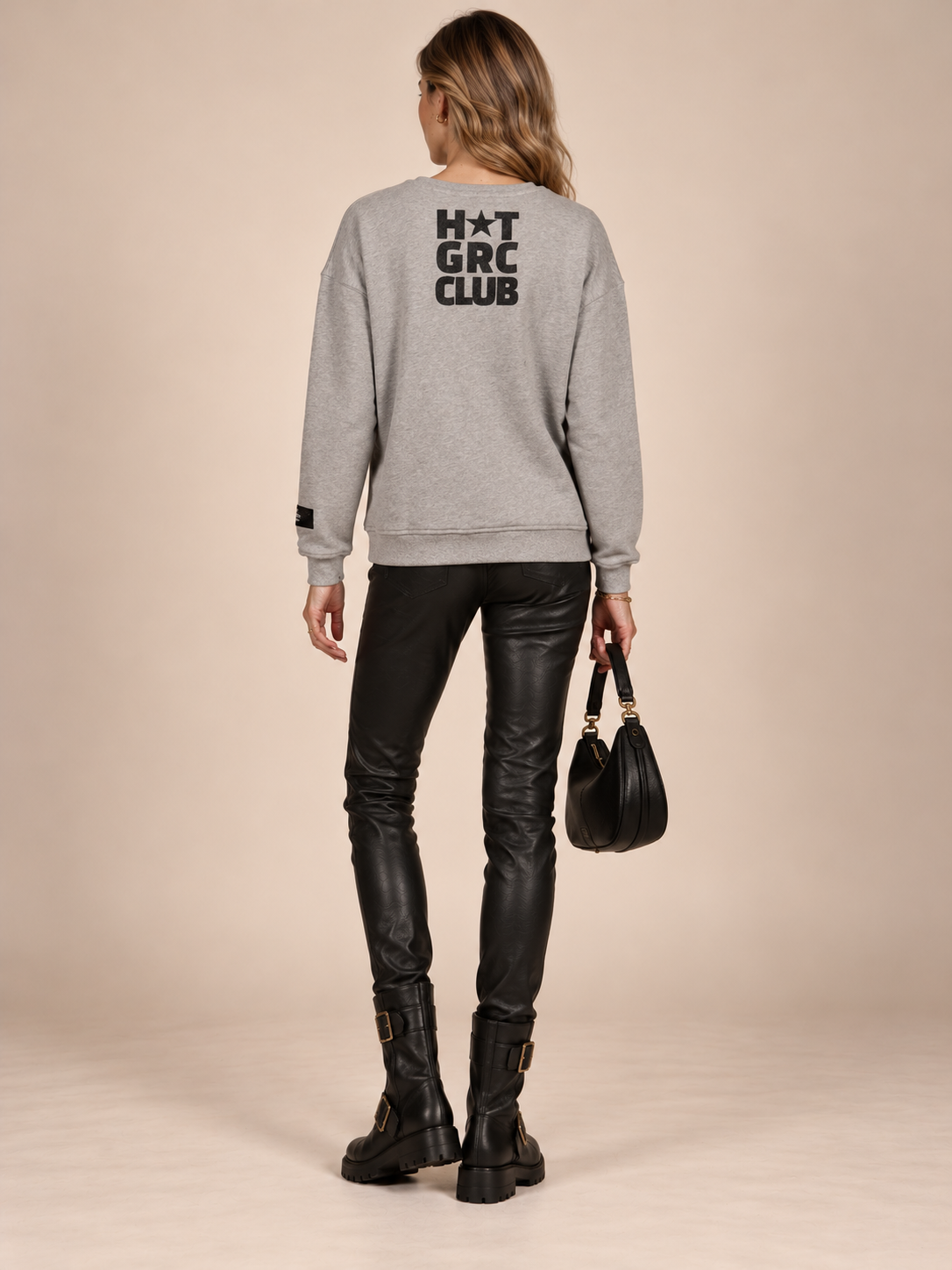 GLAMOURÖSER LÄSSIG-CHIC: DAS STATEMENT-SWEATSHIRT VON GRACE / Rückansicht