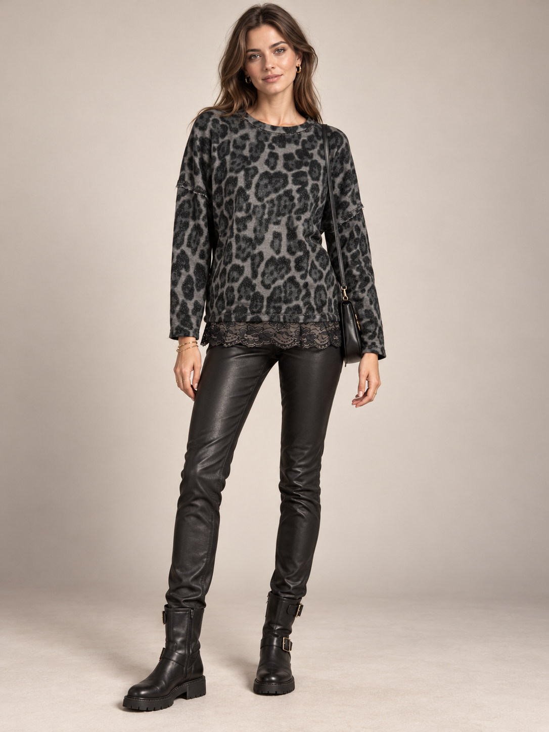 WILDER CHARME TRIFFT AUF GLAMOUR: DAS SWEATSHIRT „LEO CLUB“ VON GRACE / Frontansicht
