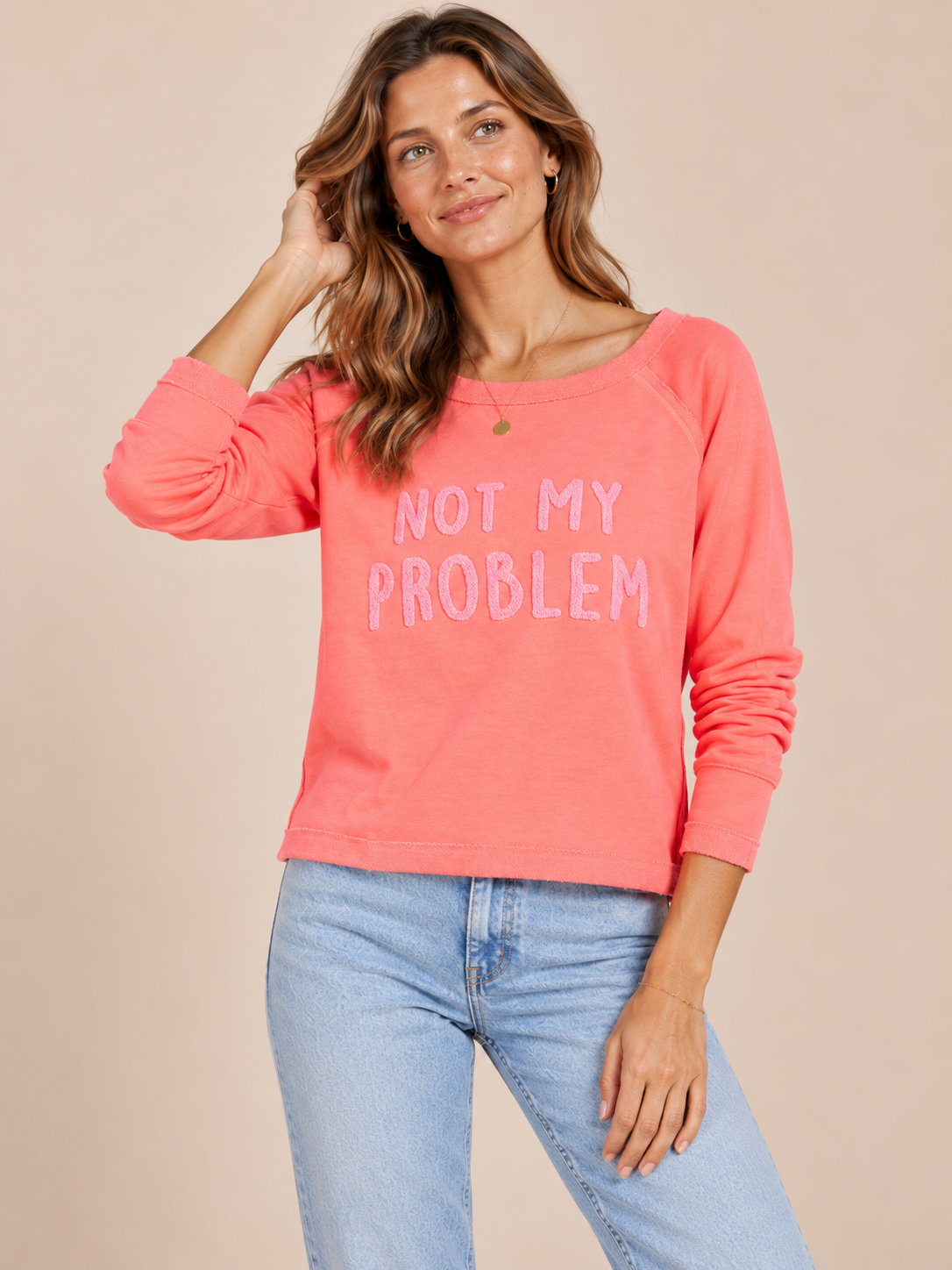 LEUCHTENDE FARBE UND SELBSTBEWUSSTES STATEMENT: DAS LÄSSIGE SWEATSHIRT „NOT MY PROBLEM“ VON GRACE / Zoomansicht
