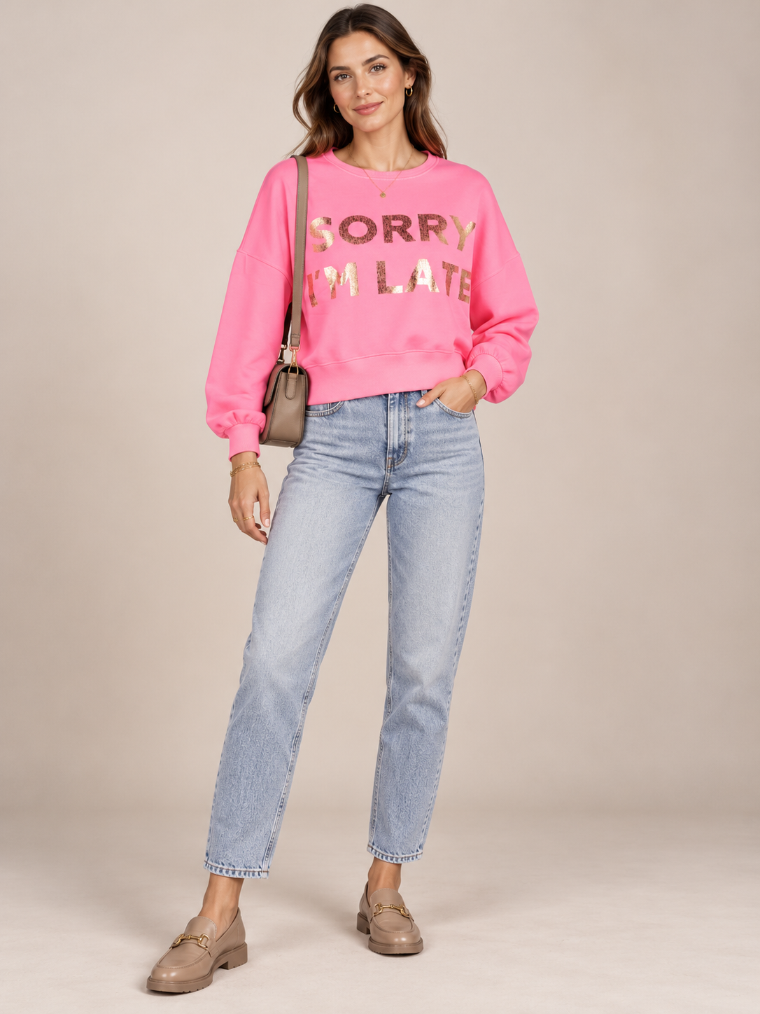 EIN LEUCHTENDES STATEMENT: DAS NEON-SWEATSHIRT „SORRY I'M LATE“ VON GRACE / Frontansicht