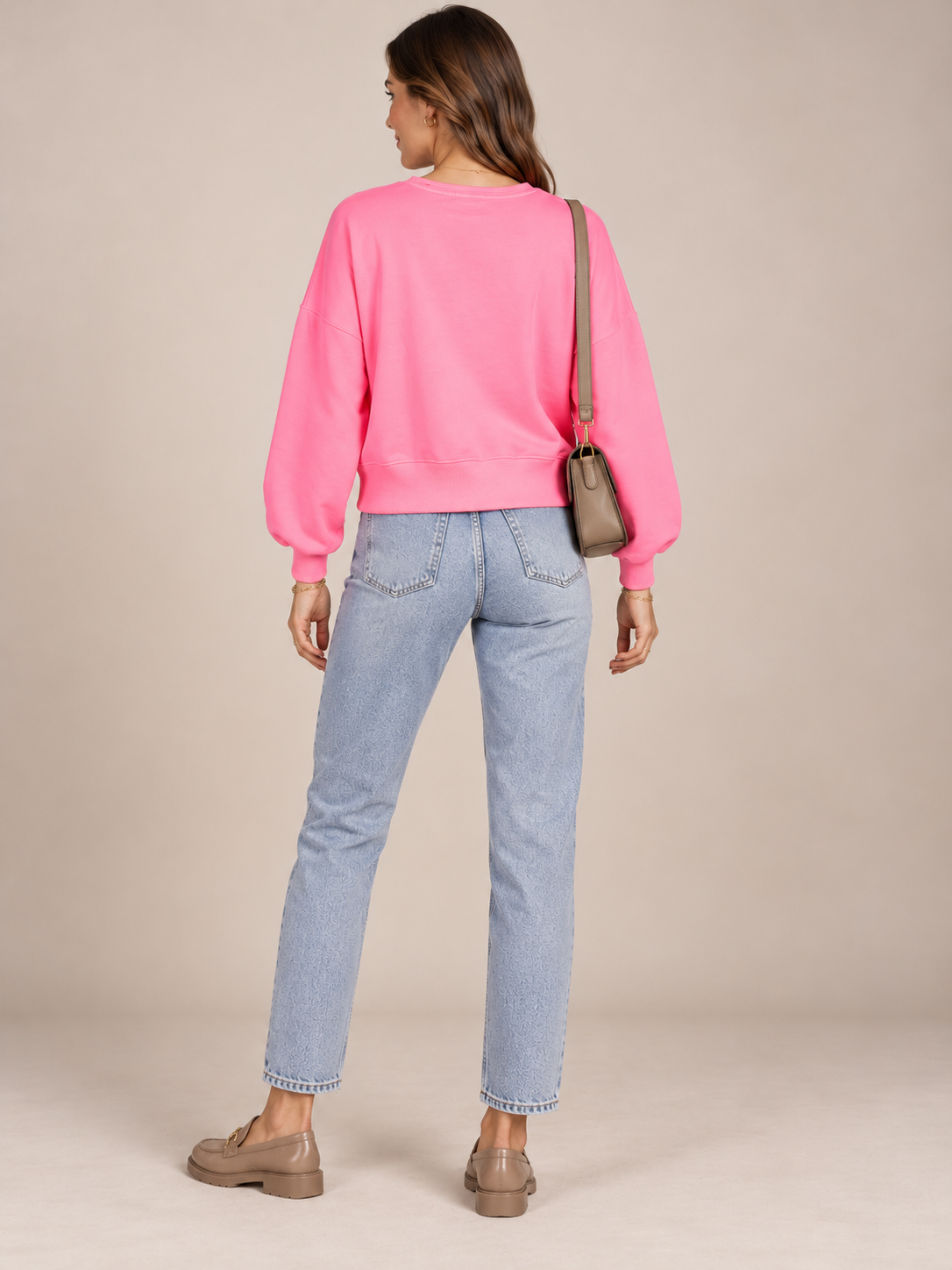 EIN LEUCHTENDES STATEMENT: DAS NEON-SWEATSHIRT „SORRY I'M LATE“ VON GRACE / Rückansicht