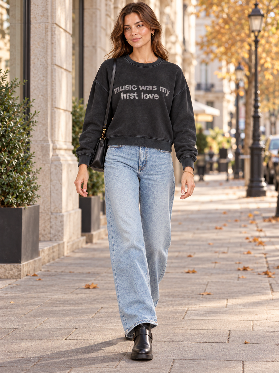 ROCKIGER VINTAGE-CHARME TRIFFT AUF STATEMENT-GLAMOUR: DAS SWEATSHIRT „MUSIC WAS MY FIRST LOVE“ VON GRACE / City München