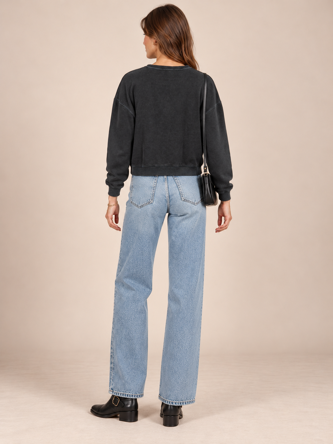 ROCKIGER VINTAGE-CHARME TRIFFT AUF STATEMENT-GLAMOUR: DAS SWEATSHIRT „MUSIC WAS MY FIRST LOVE“ VON GRACE / Rückansicht