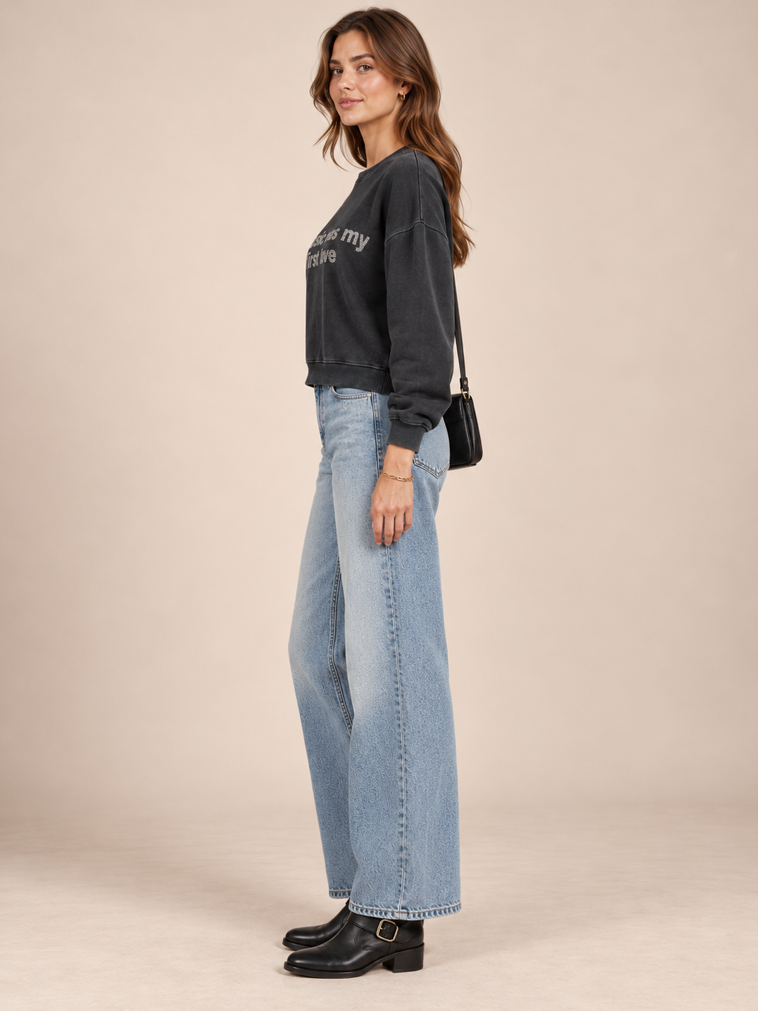 ROCKIGER VINTAGE-CHARME TRIFFT AUF STATEMENT-GLAMOUR: DAS SWEATSHIRT „MUSIC WAS MY FIRST LOVE“ VON GRACE / Seitenansicht