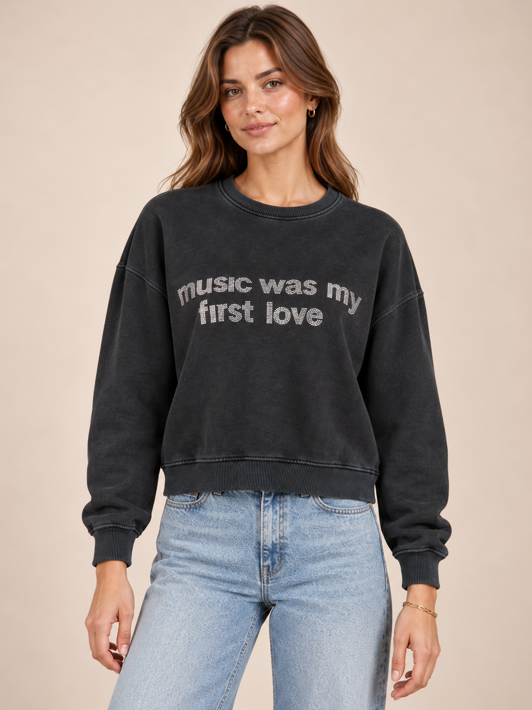 ROCKIGER VINTAGE-CHARME TRIFFT AUF STATEMENT-GLAMOUR: DAS SWEATSHIRT „MUSIC WAS MY FIRST LOVE“ VON GRACE / Zoomansicht