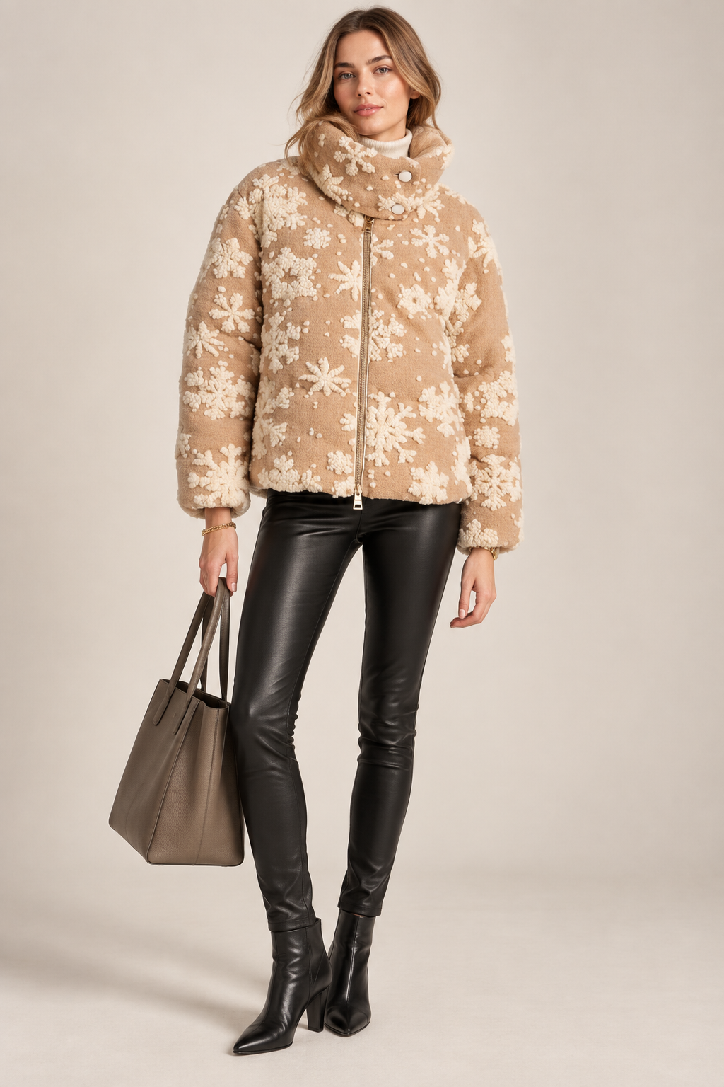 Herno Winterliche Eleganz Daunenjacke 3D-Schneeflocken Camel-Beige - Editorial-Ansicht