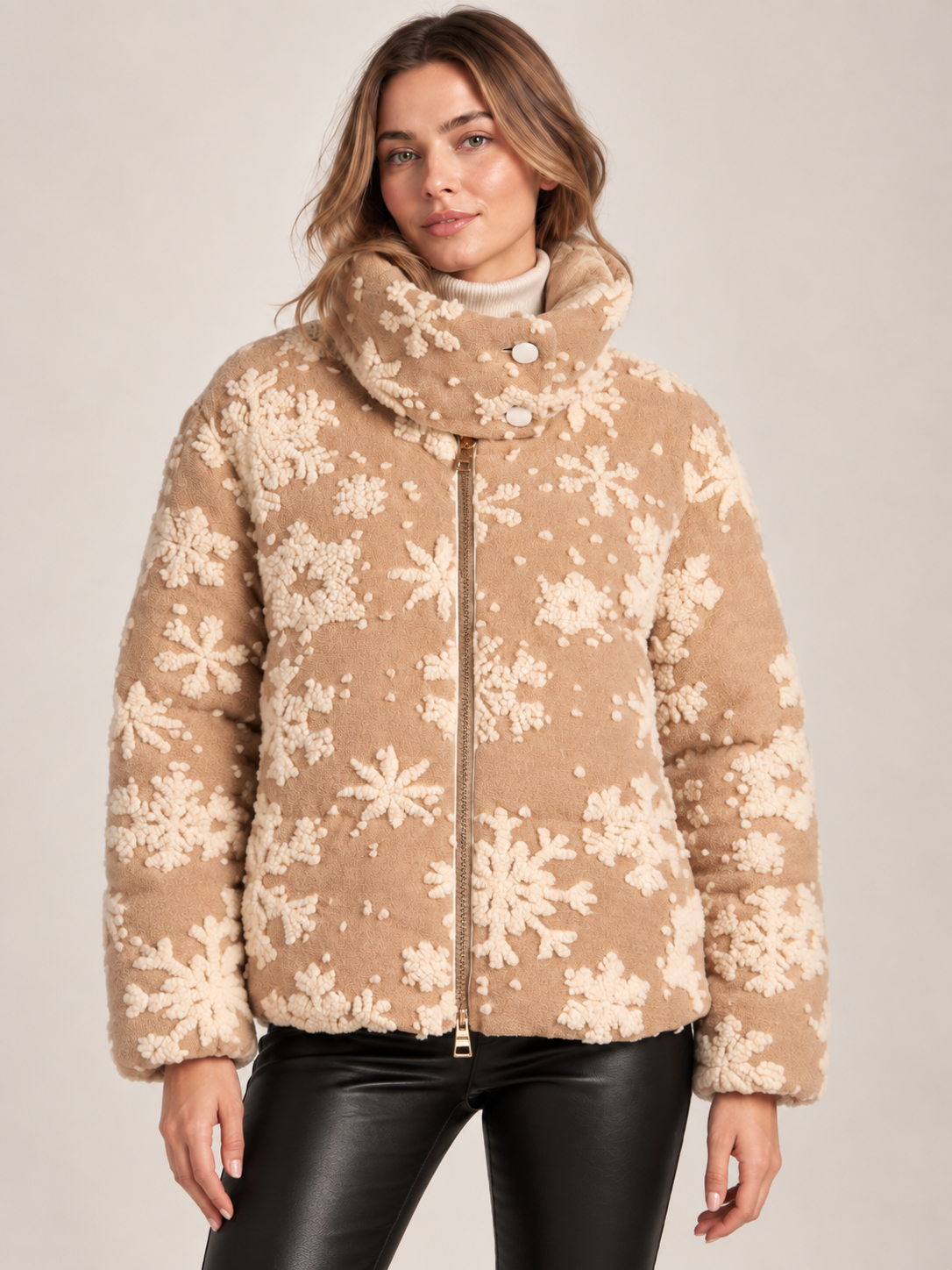 Herno Winterliche Eleganz Daunenjacke 3D-Schneeflocken Camel-Beige - Lookbook-Impression