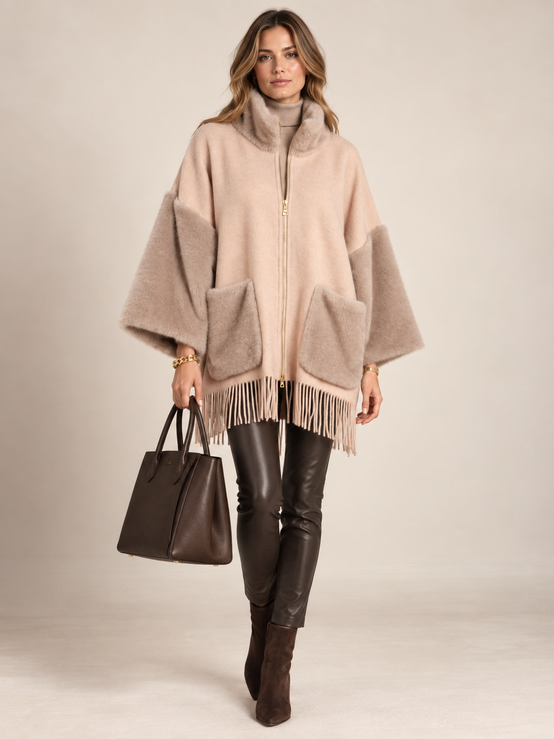 Herno Kuschelige Eleganz Statement-Cape-Jacke Beige - Editorial-Ansicht