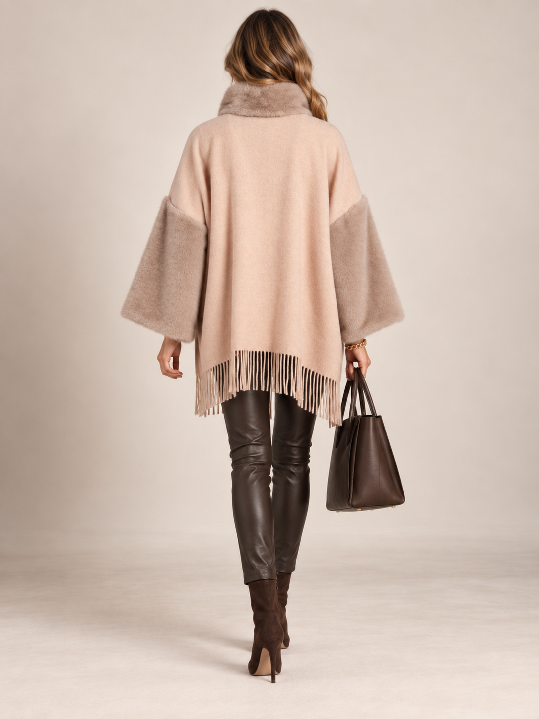 Herno Kuschelige Eleganz Statement-Cape-Jacke Beige - Textur & Detail
