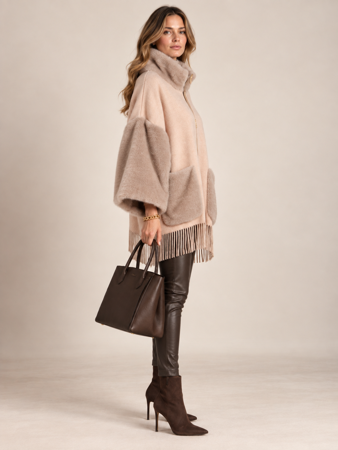 Herno Kuschelige Eleganz Statement-Cape-Jacke Beige - Design-Fokus