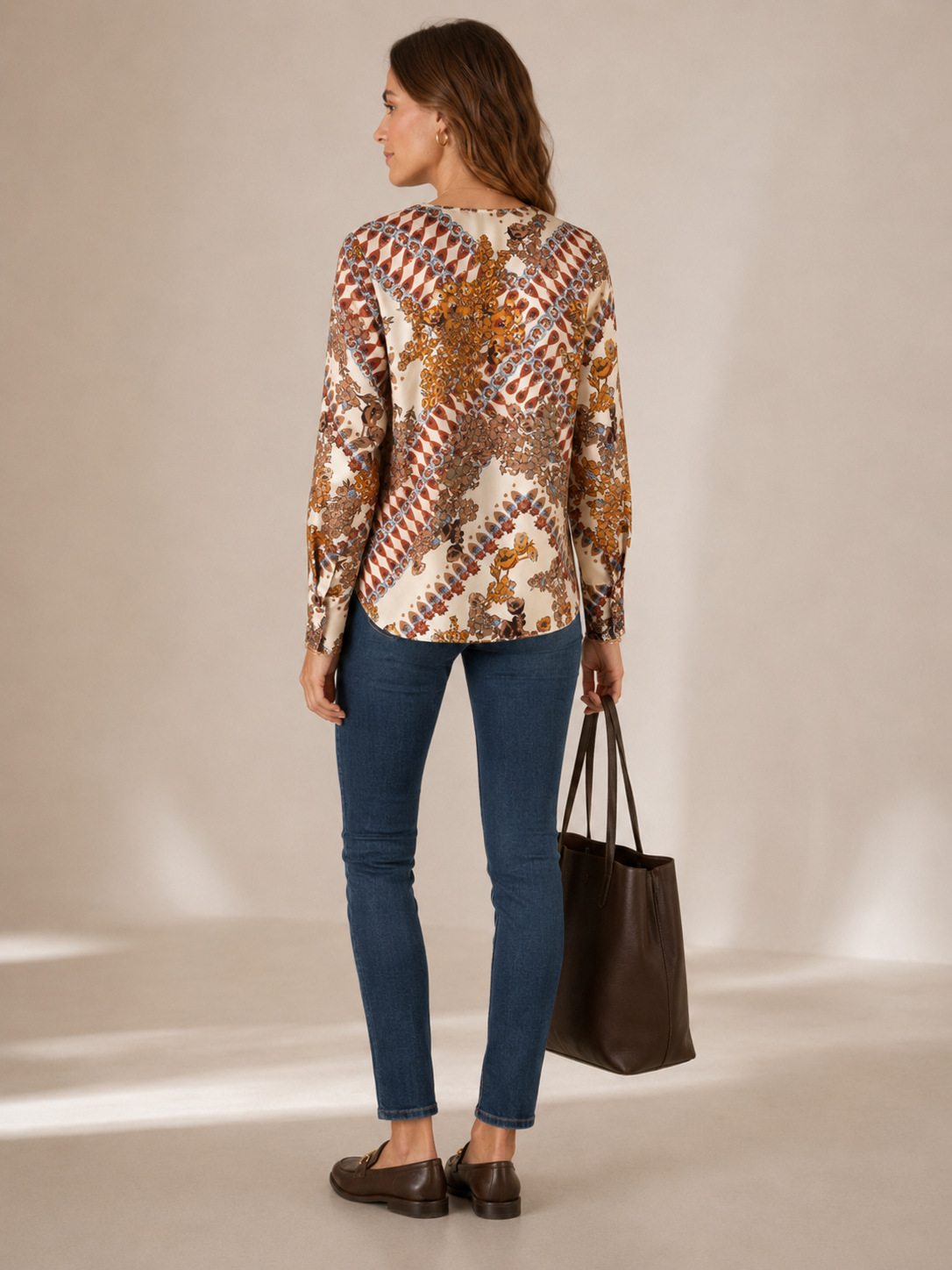Seidenbluse „Floral & Geometrie“ Warmen Erdtönen