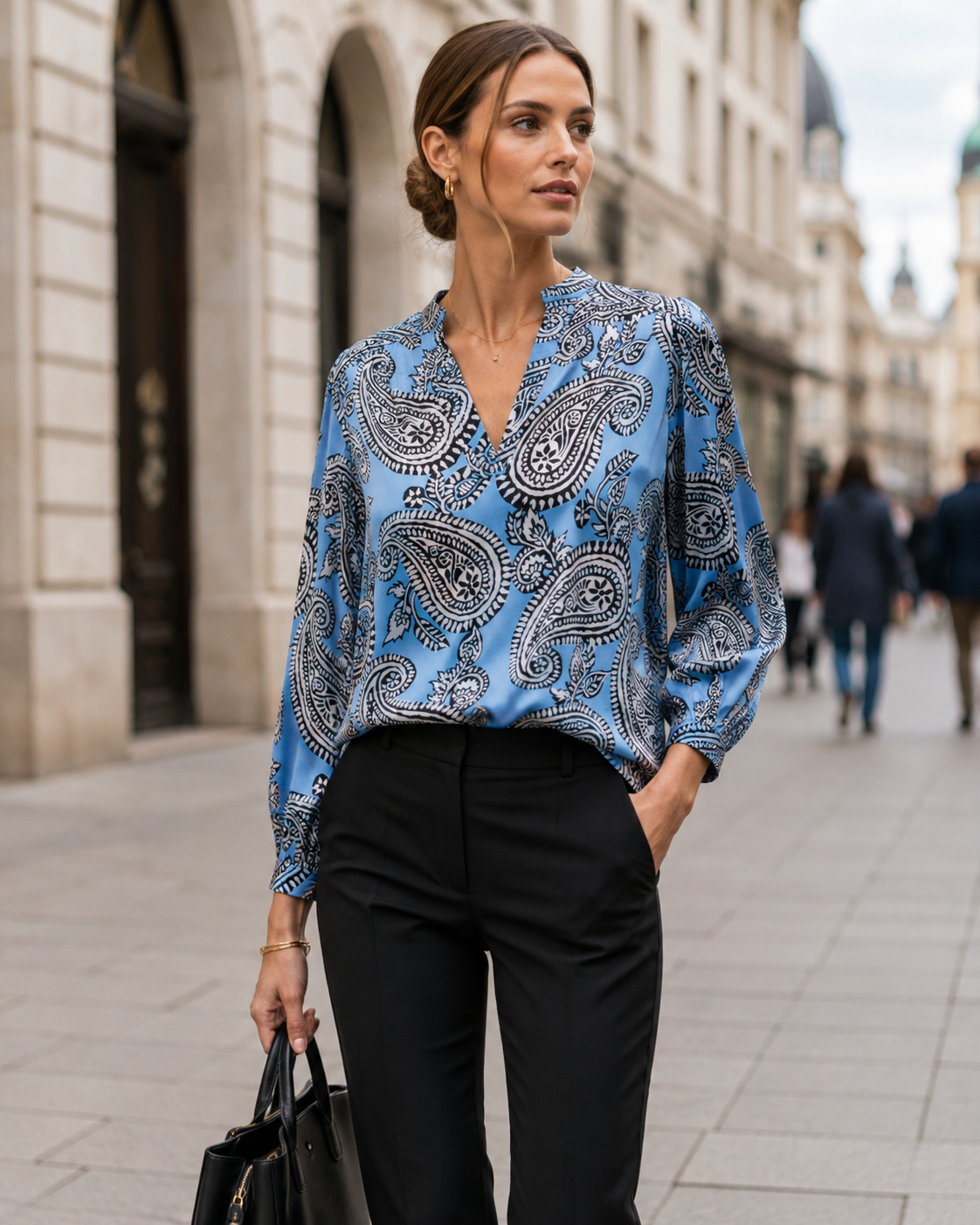 Seidenbluse „Paisley“ Hellblau | Schwarz | Weiß