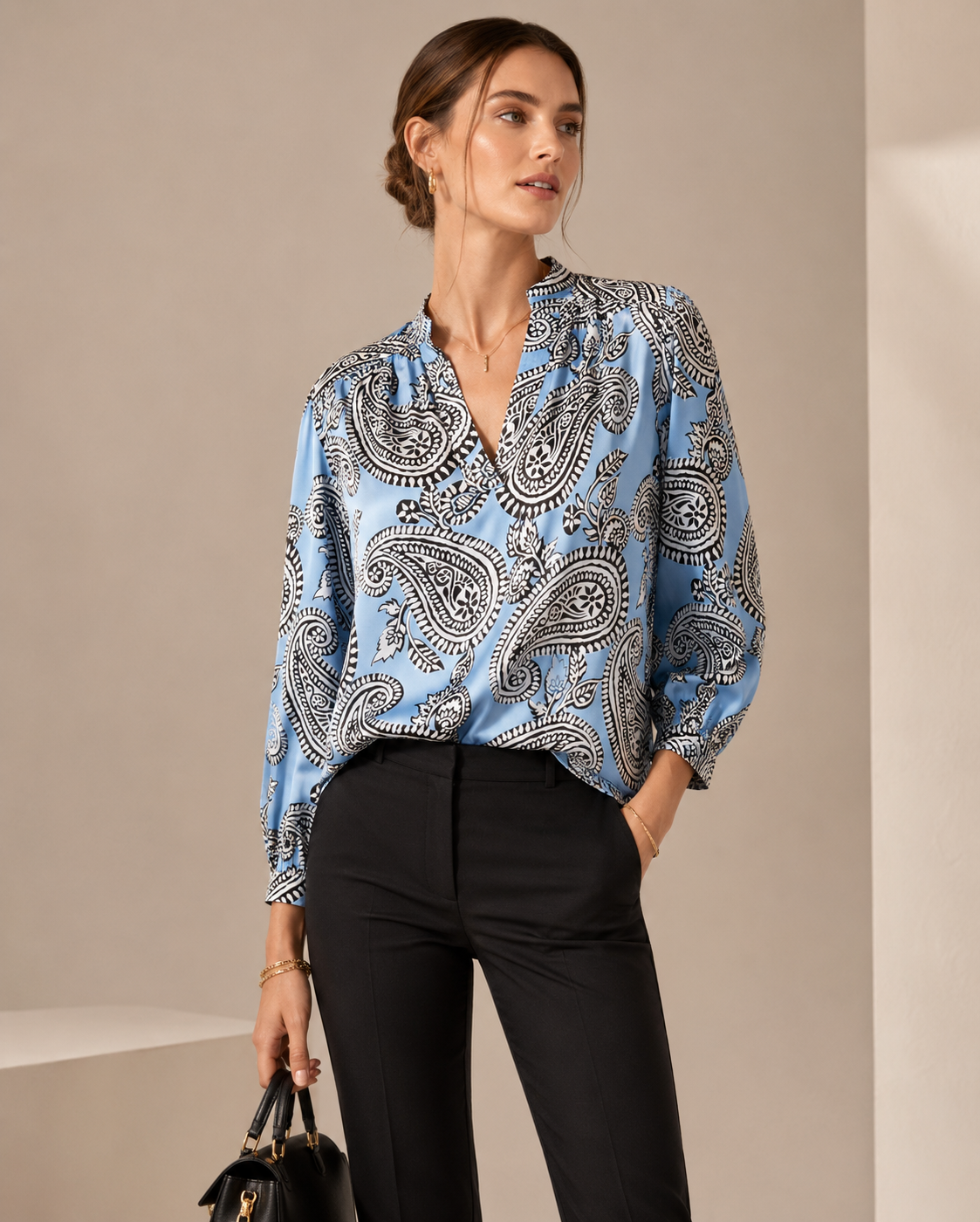 Seidenbluse „Paisley“ Hellblau | Schwarz | Weiß